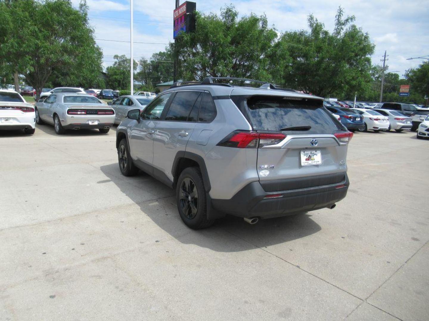 2019 SILVER TOYOTA RAV4 XLE (2T3RWRFV4KW) with an 2.5L engine, Automatic transmission, located at 908 SE 14th Street, Des Moines, IA, 50317, (515) 281-0330, 41.580303, -93.597046 - Photo#6