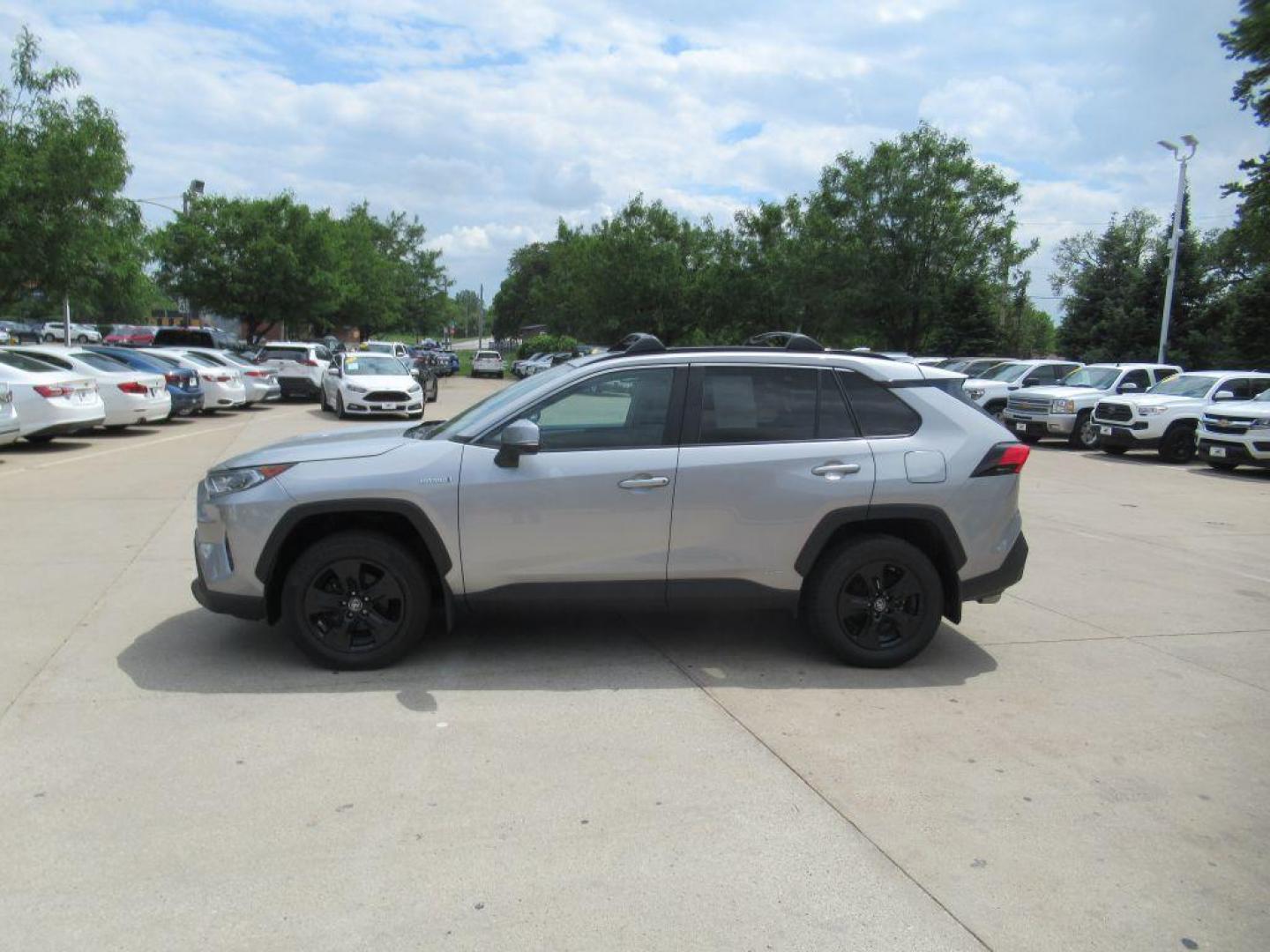 2019 SILVER TOYOTA RAV4 XLE (2T3RWRFV4KW) with an 2.5L engine, Automatic transmission, located at 908 SE 14th Street, Des Moines, IA, 50317, (515) 281-0330, 41.580303, -93.597046 - Photo#7