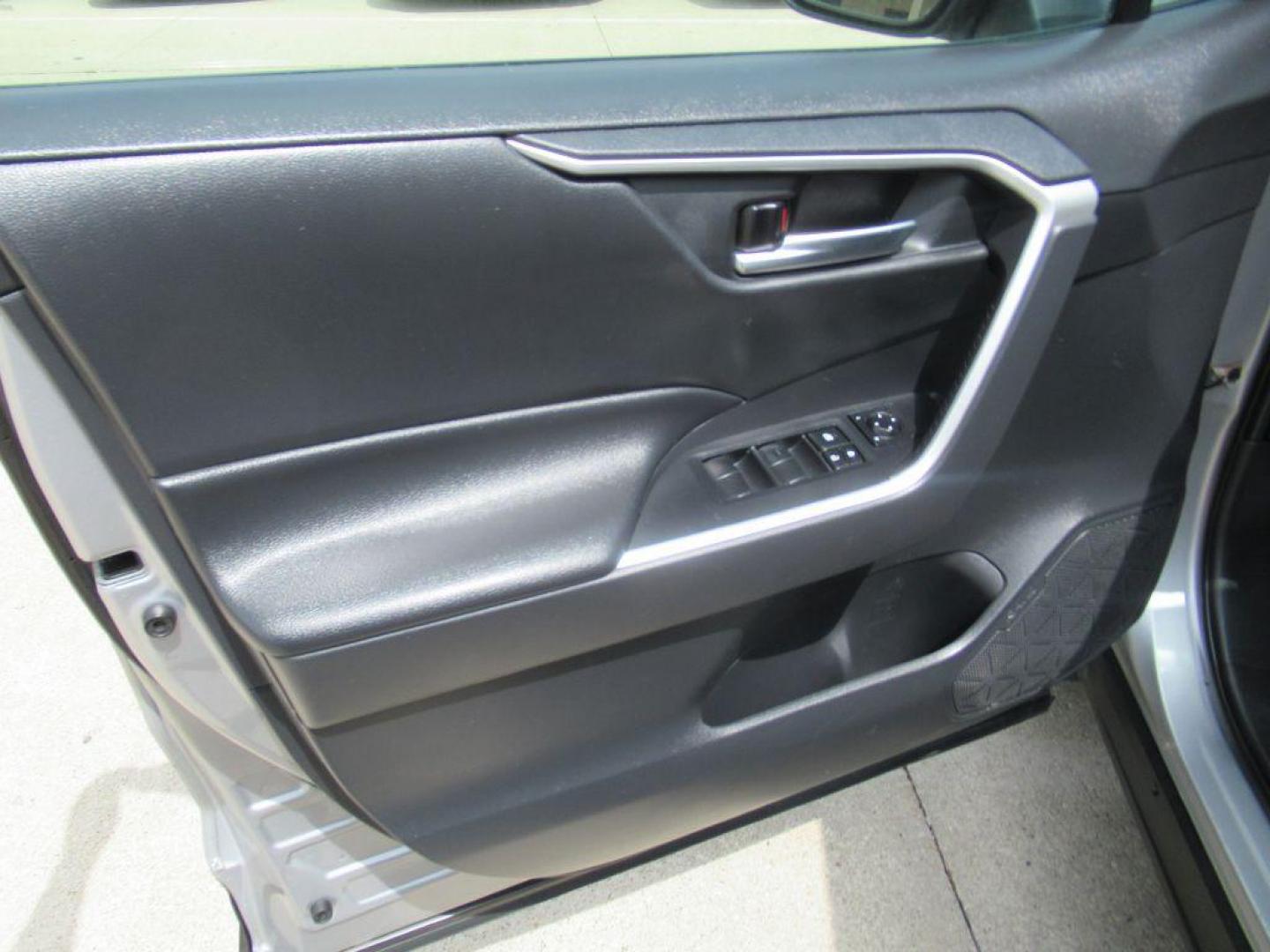 2019 SILVER TOYOTA RAV4 XLE (2T3RWRFV4KW) with an 2.5L engine, Automatic transmission, located at 908 SE 14th Street, Des Moines, IA, 50317, (515) 281-0330, 41.580303, -93.597046 - Photo#9