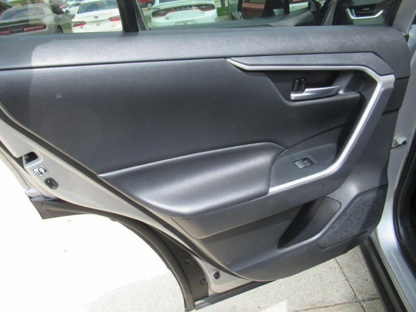 2019 SILVER TOYOTA RAV4 XLE (2T3RWRFV4KW) with an 2.5L engine, Automatic transmission, located at 908 SE 14th Street, Des Moines, IA, 50317, (515) 281-0330, 41.580303, -93.597046 - Photo#10