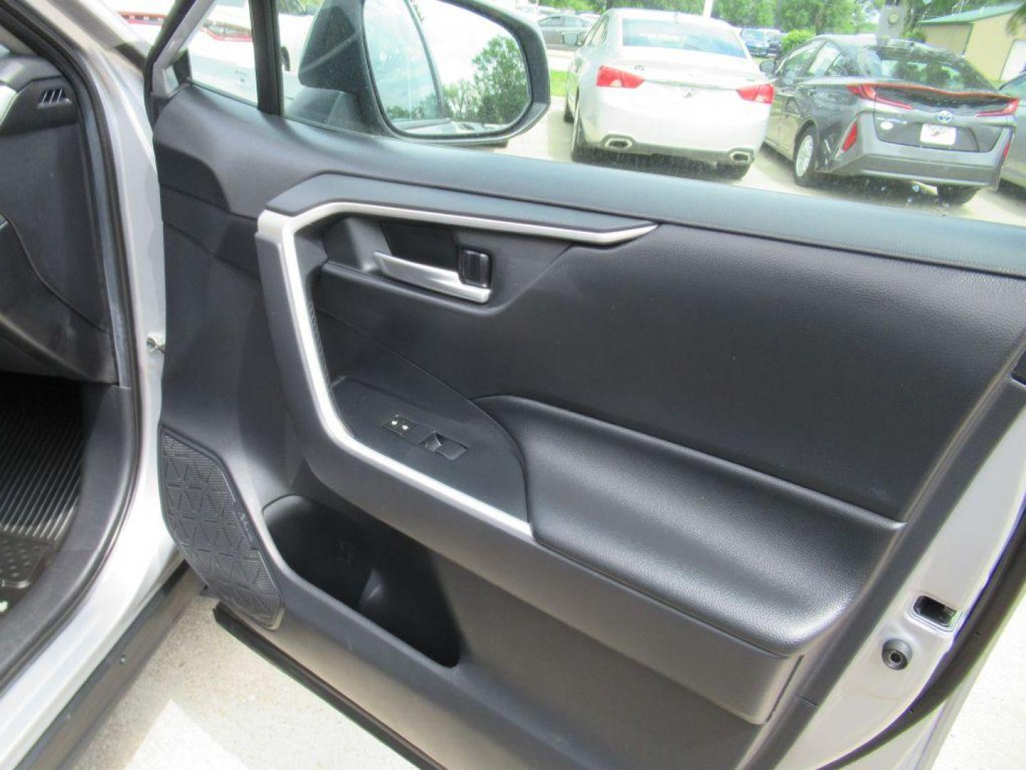 2019 SILVER TOYOTA RAV4 XLE (2T3RWRFV4KW) with an 2.5L engine, Automatic transmission, located at 908 SE 14th Street, Des Moines, IA, 50317, (515) 281-0330, 41.580303, -93.597046 - Photo#12