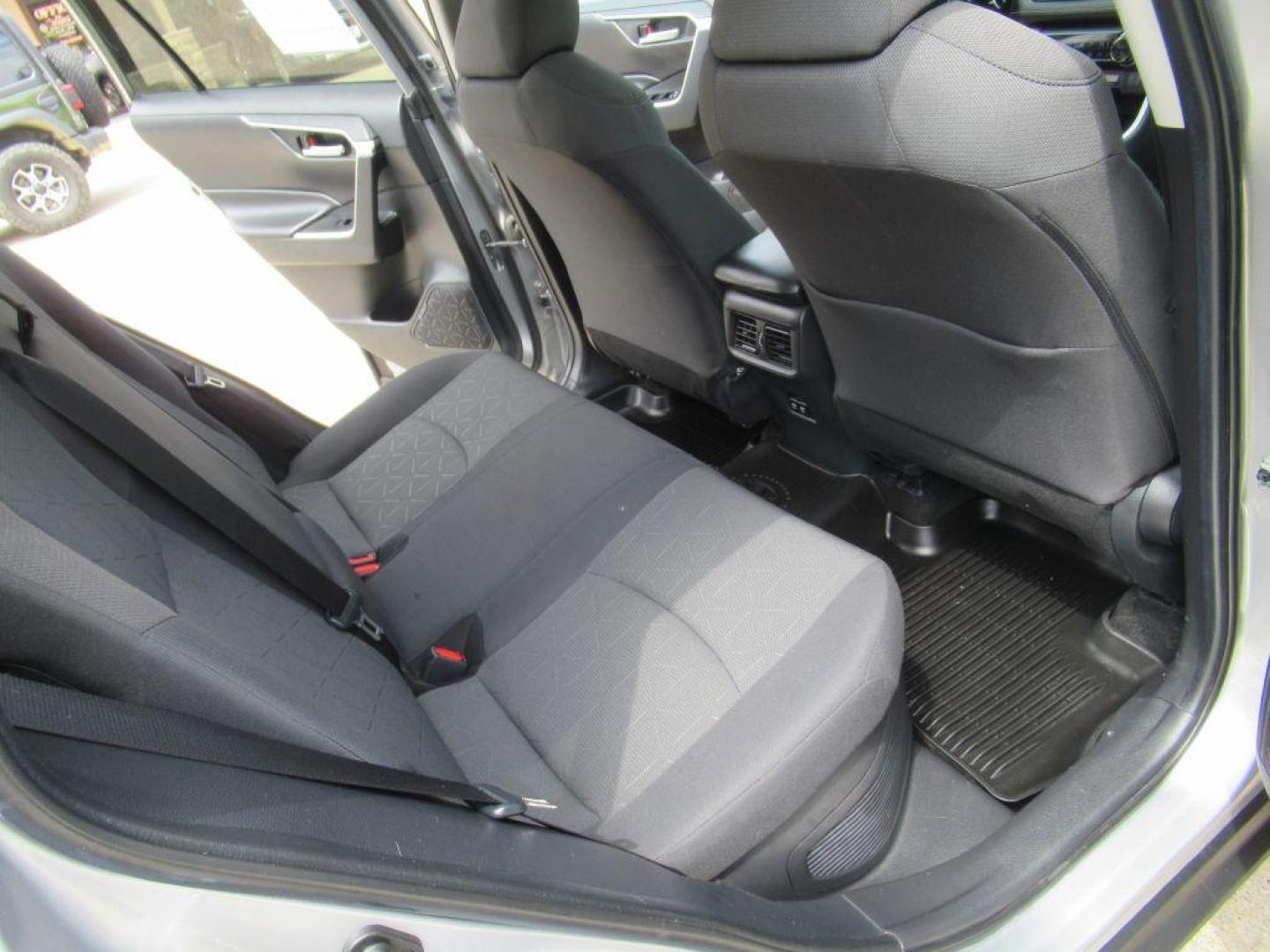 2019 SILVER TOYOTA RAV4 XLE (2T3RWRFV4KW) with an 2.5L engine, Automatic transmission, located at 908 SE 14th Street, Des Moines, IA, 50317, (515) 281-0330, 41.580303, -93.597046 - Photo#14