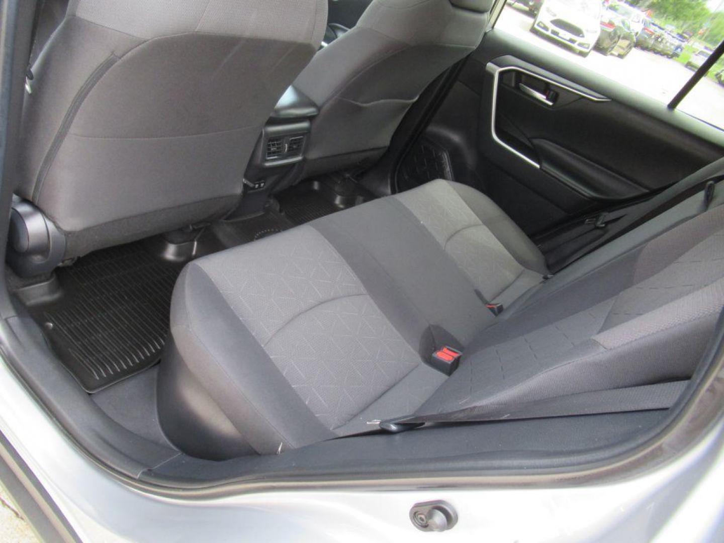 2019 SILVER TOYOTA RAV4 XLE (2T3RWRFV4KW) with an 2.5L engine, Automatic transmission, located at 908 SE 14th Street, Des Moines, IA, 50317, (515) 281-0330, 41.580303, -93.597046 - Photo#15
