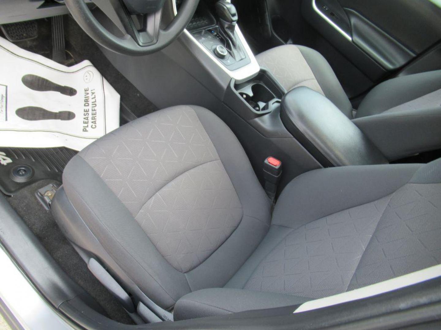 2019 SILVER TOYOTA RAV4 XLE (2T3RWRFV4KW) with an 2.5L engine, Automatic transmission, located at 908 SE 14th Street, Des Moines, IA, 50317, (515) 281-0330, 41.580303, -93.597046 - Photo#16
