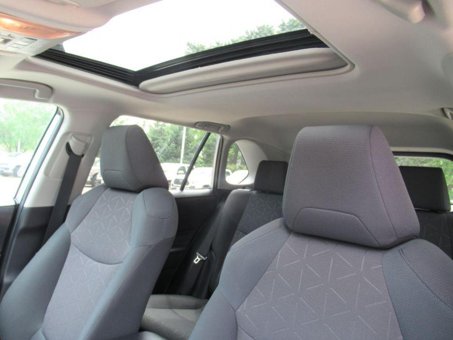 2019 SILVER TOYOTA RAV4 XLE (2T3RWRFV4KW) with an 2.5L engine, Automatic transmission, located at 908 SE 14th Street, Des Moines, IA, 50317, (515) 281-0330, 41.580303, -93.597046 - Photo#17