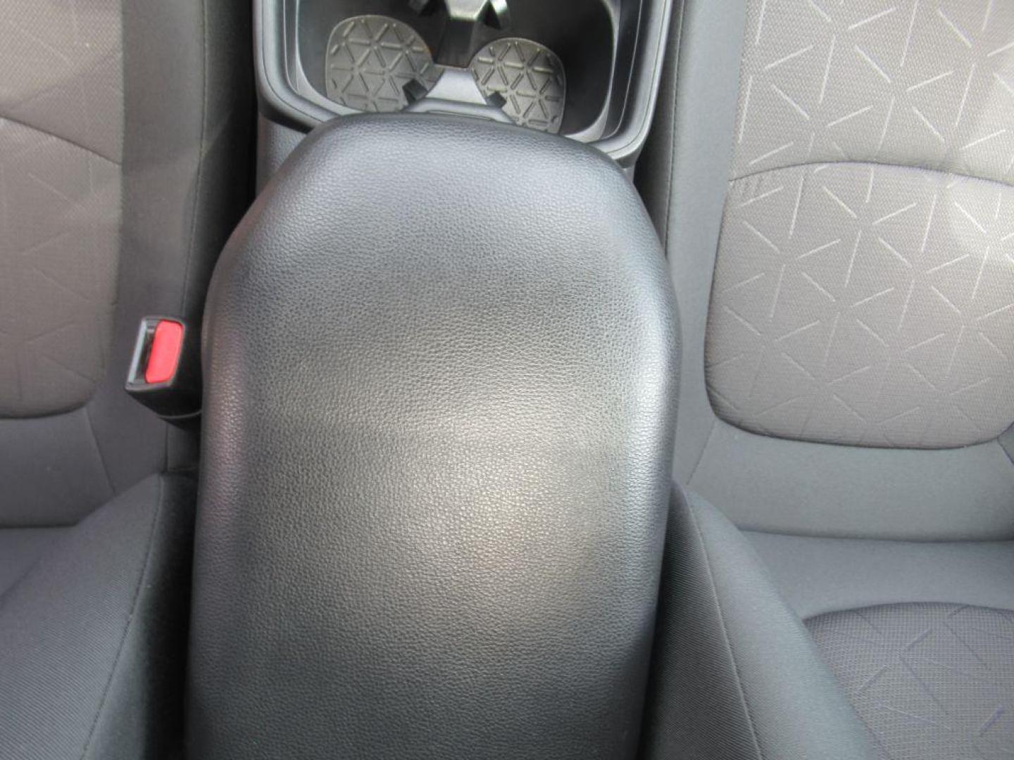 2019 SILVER TOYOTA RAV4 XLE (2T3RWRFV4KW) with an 2.5L engine, Automatic transmission, located at 908 SE 14th Street, Des Moines, IA, 50317, (515) 281-0330, 41.580303, -93.597046 - Photo#18