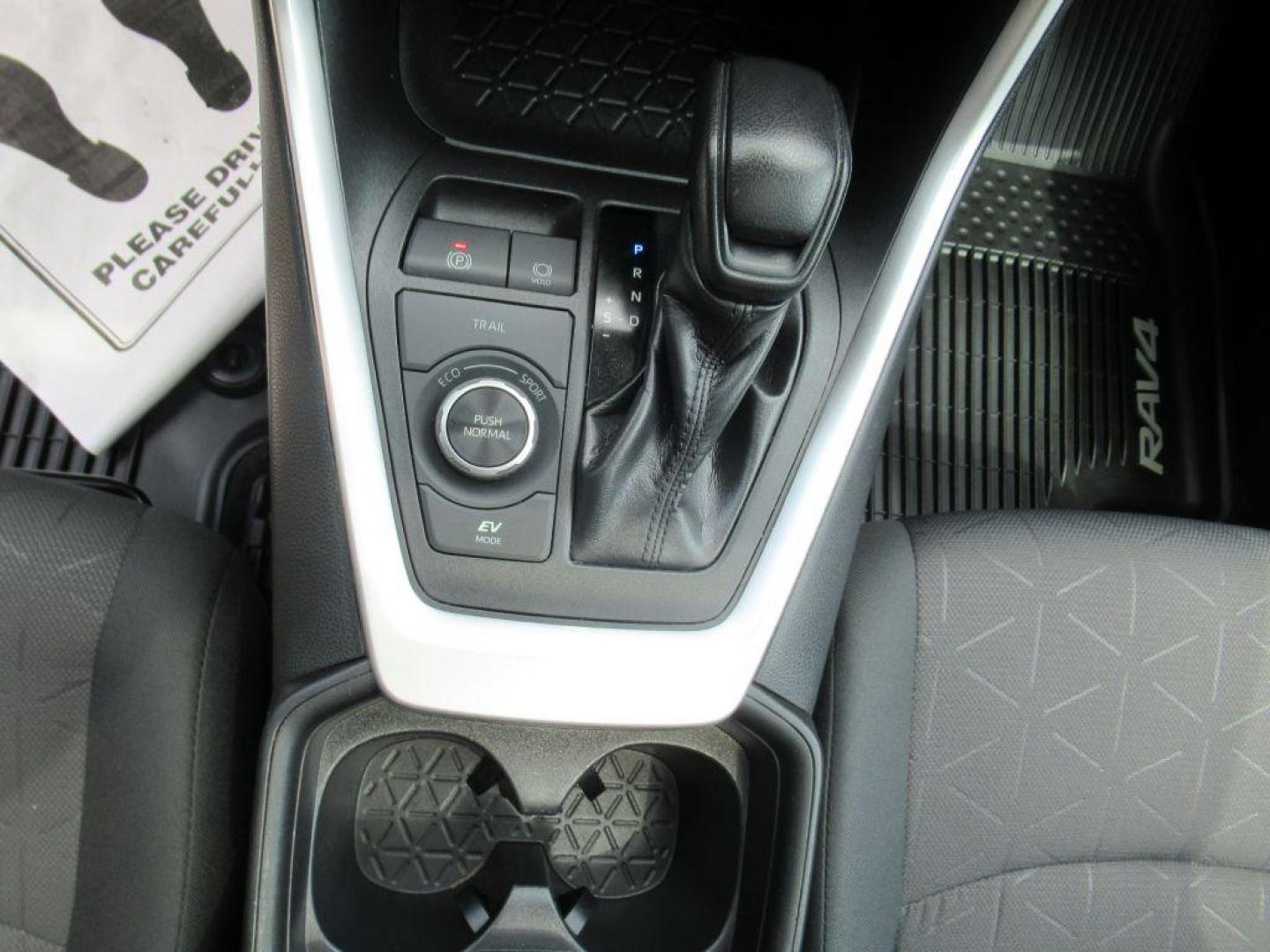 2019 SILVER TOYOTA RAV4 XLE (2T3RWRFV4KW) with an 2.5L engine, Automatic transmission, located at 908 SE 14th Street, Des Moines, IA, 50317, (515) 281-0330, 41.580303, -93.597046 - Photo#19