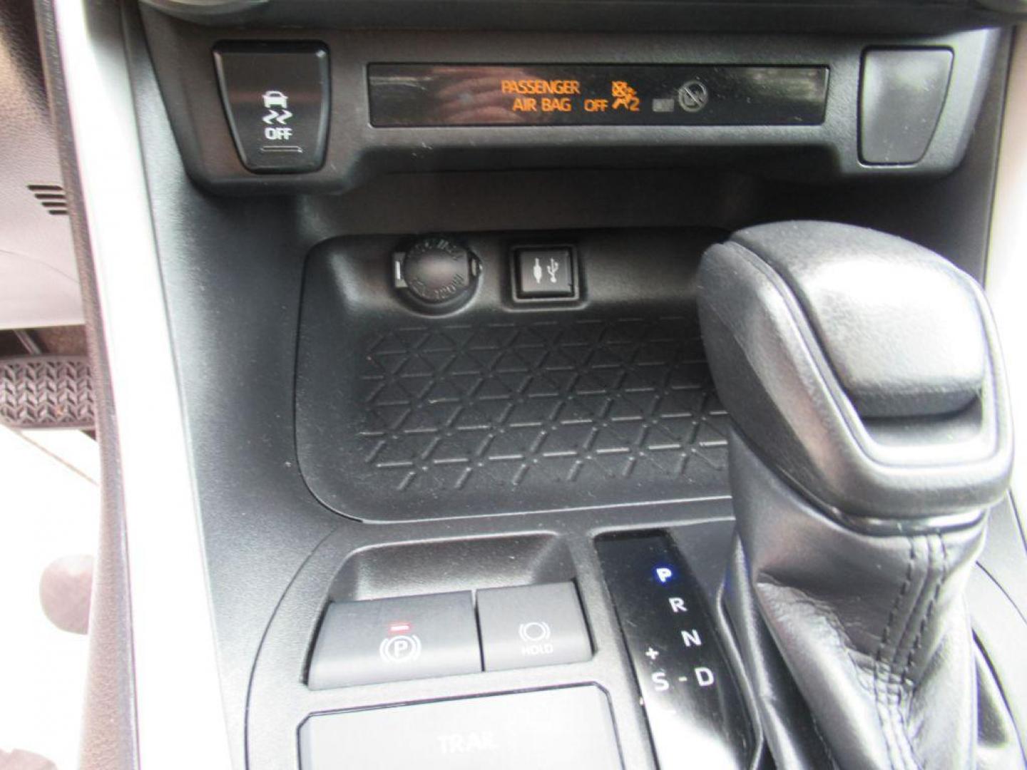 2019 SILVER TOYOTA RAV4 XLE (2T3RWRFV4KW) with an 2.5L engine, Automatic transmission, located at 908 SE 14th Street, Des Moines, IA, 50317, (515) 281-0330, 41.580303, -93.597046 - Photo#20