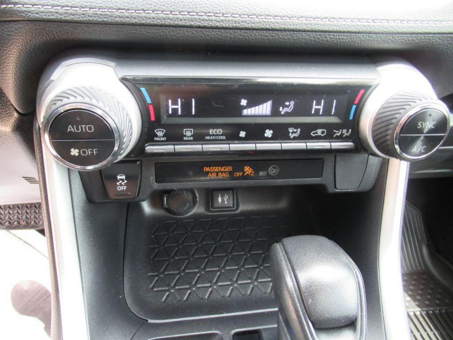 2019 SILVER TOYOTA RAV4 XLE (2T3RWRFV4KW) with an 2.5L engine, Automatic transmission, located at 908 SE 14th Street, Des Moines, IA, 50317, (515) 281-0330, 41.580303, -93.597046 - Photo#21