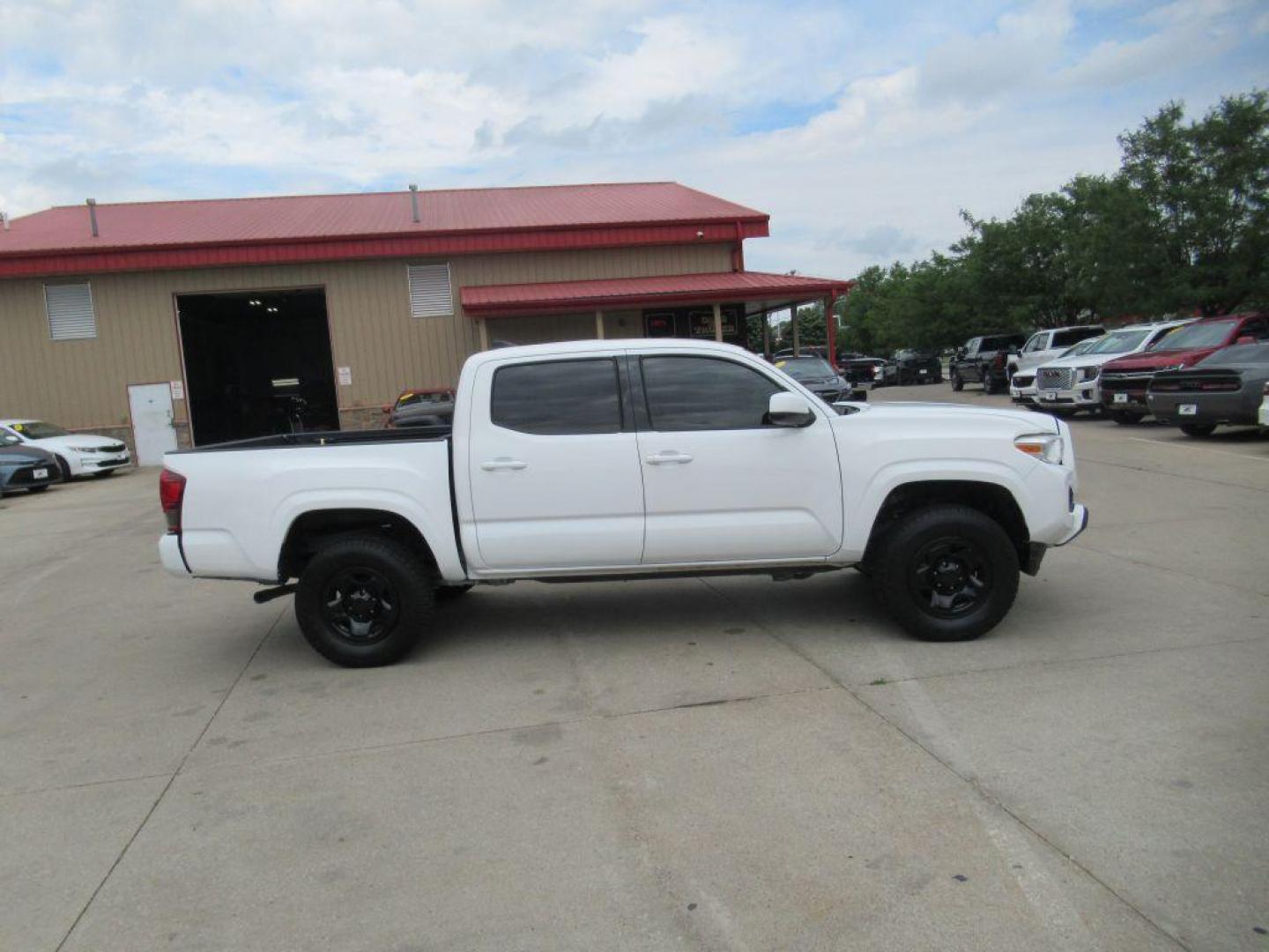 2019 WHITE TOYOTA TACOMA DOUBLE CAB (3TMCZ5AN8KM) with an 3.5L engine, Automatic transmission, located at 908 SE 14th Street, Des Moines, IA, 50317, (515) 281-0330, 41.580303, -93.597046 - Photo#3