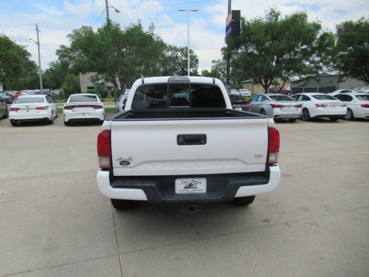 2019 WHITE TOYOTA TACOMA DOUBLE CAB (3TMCZ5AN8KM) with an 3.5L engine, Automatic transmission, located at 908 SE 14th Street, Des Moines, IA, 50317, (515) 281-0330, 41.580303, -93.597046 - Photo#5