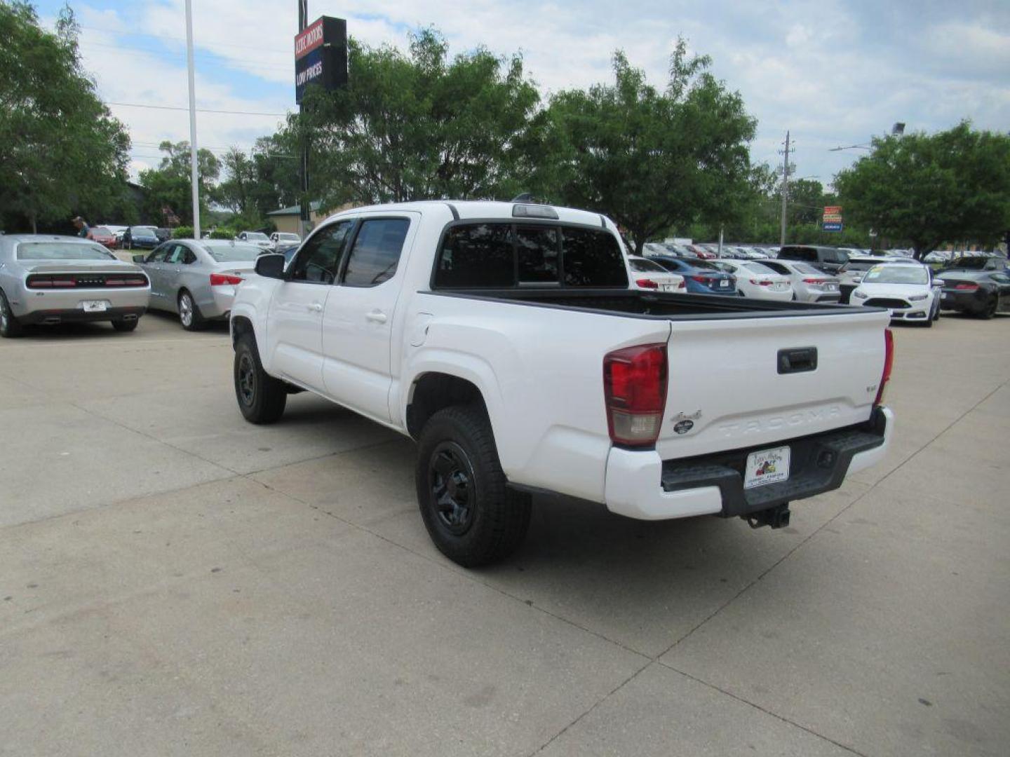 2019 WHITE TOYOTA TACOMA DOUBLE CAB (3TMCZ5AN8KM) with an 3.5L engine, Automatic transmission, located at 908 SE 14th Street, Des Moines, IA, 50317, (515) 281-0330, 41.580303, -93.597046 - Photo#6