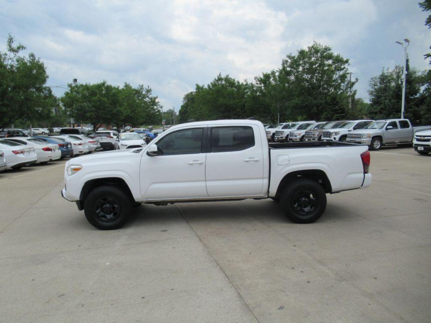 2019 WHITE TOYOTA TACOMA DOUBLE CAB (3TMCZ5AN8KM) with an 3.5L engine, Automatic transmission, located at 908 SE 14th Street, Des Moines, IA, 50317, (515) 281-0330, 41.580303, -93.597046 - Photo#7