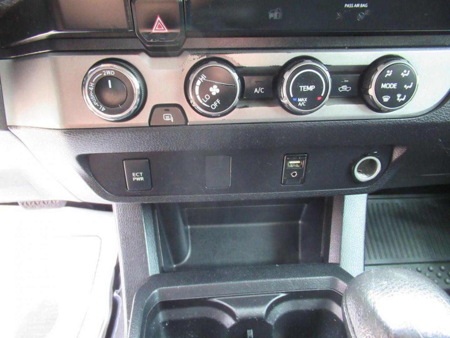 2019 WHITE TOYOTA TACOMA DOUBLE CAB (3TMCZ5AN8KM) with an 3.5L engine, Automatic transmission, located at 908 SE 14th Street, Des Moines, IA, 50317, (515) 281-0330, 41.580303, -93.597046 - Photo#20