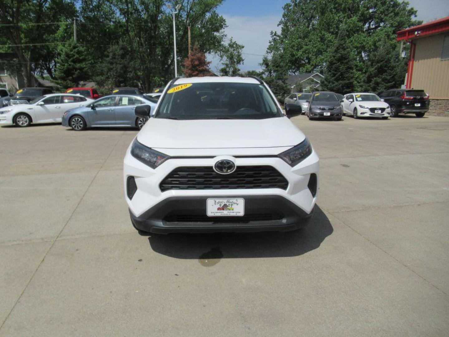2019 WHITE TOYOTA RAV4 LE (2T3H1RFV9KW) with an 2.5L engine, Automatic transmission, located at 908 SE 14th Street, Des Moines, IA, 50317, (515) 281-0330, 41.580303, -93.597046 - Photo#1