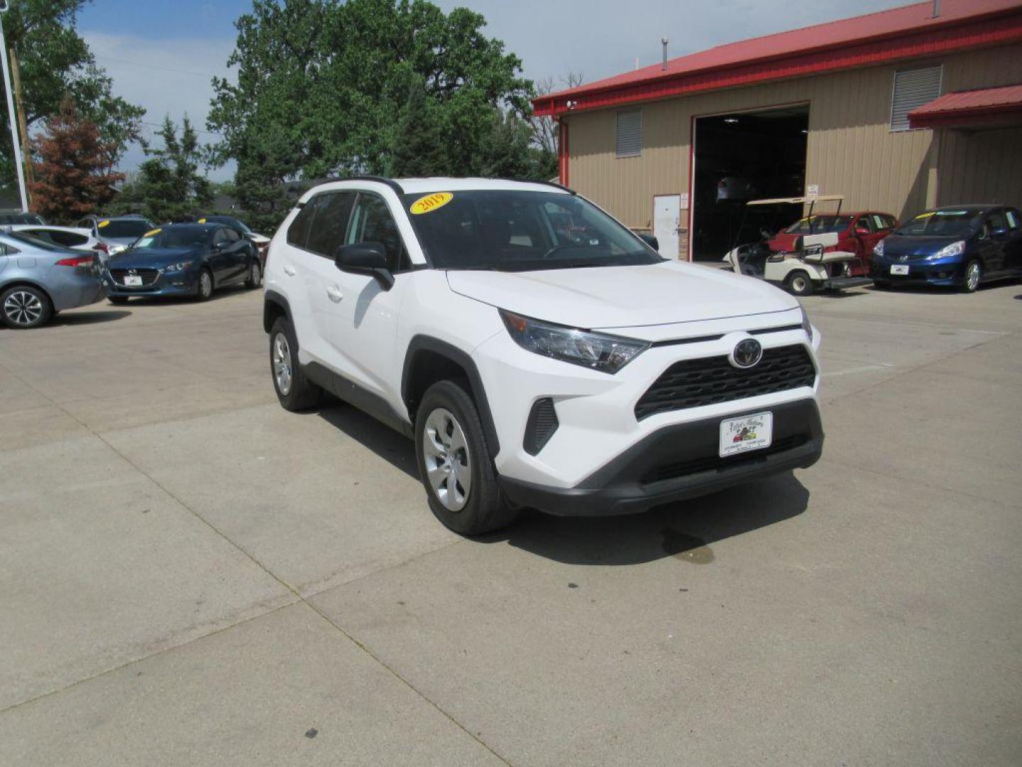 2019 WHITE TOYOTA RAV4 LE (2T3H1RFV9KW) with an 2.5L engine, Automatic transmission, located at 908 SE 14th Street, Des Moines, IA, 50317, (515) 281-0330, 41.580303, -93.597046 - Photo#2