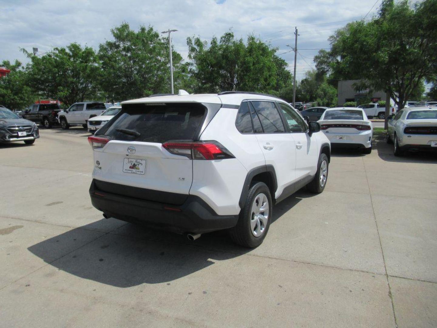 2019 WHITE TOYOTA RAV4 LE (2T3H1RFV9KW) with an 2.5L engine, Automatic transmission, located at 908 SE 14th Street, Des Moines, IA, 50317, (515) 281-0330, 41.580303, -93.597046 - Photo#4