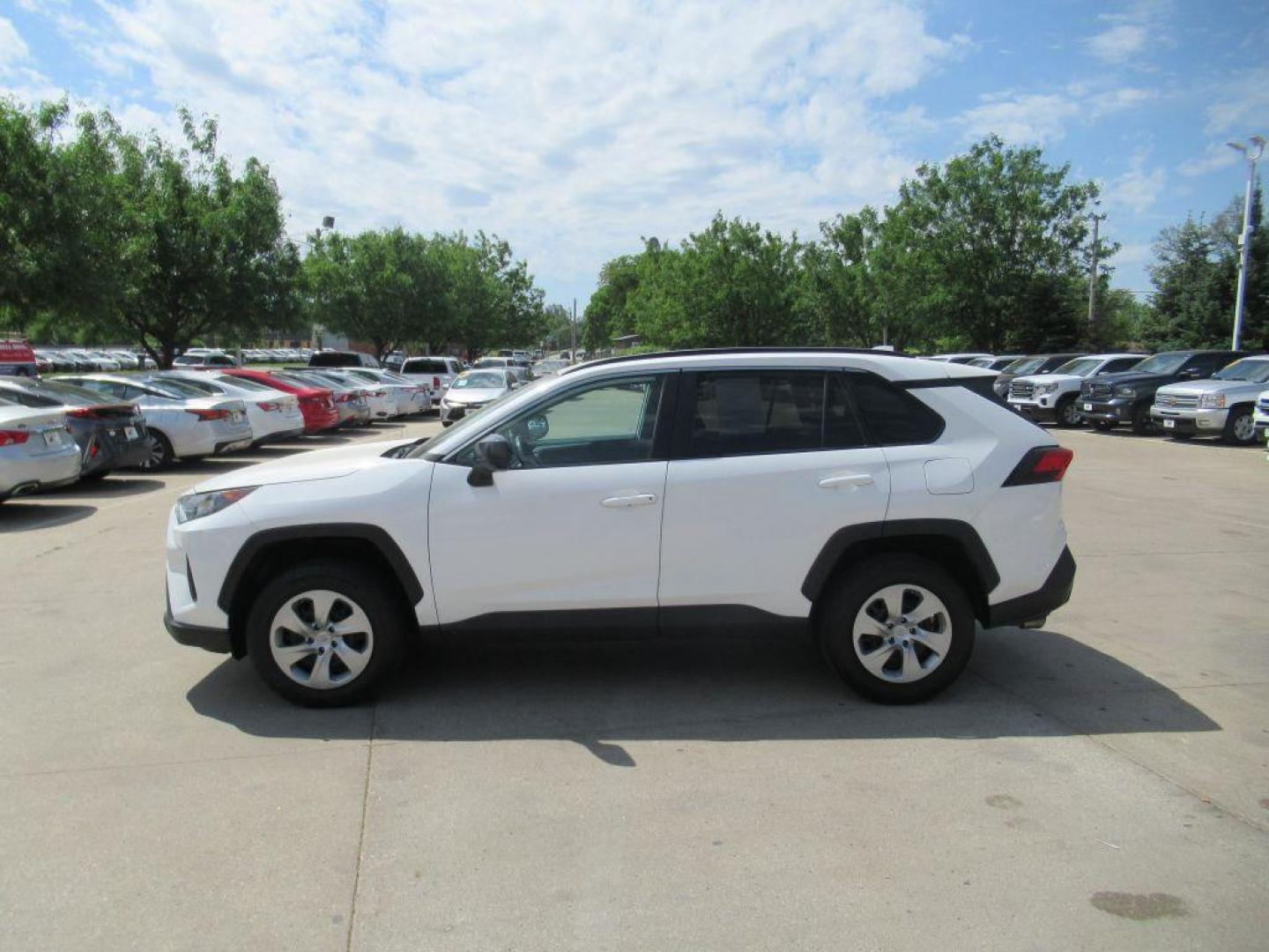 2019 WHITE TOYOTA RAV4 LE (2T3H1RFV9KW) with an 2.5L engine, Automatic transmission, located at 908 SE 14th Street, Des Moines, IA, 50317, (515) 281-0330, 41.580303, -93.597046 - Photo#7