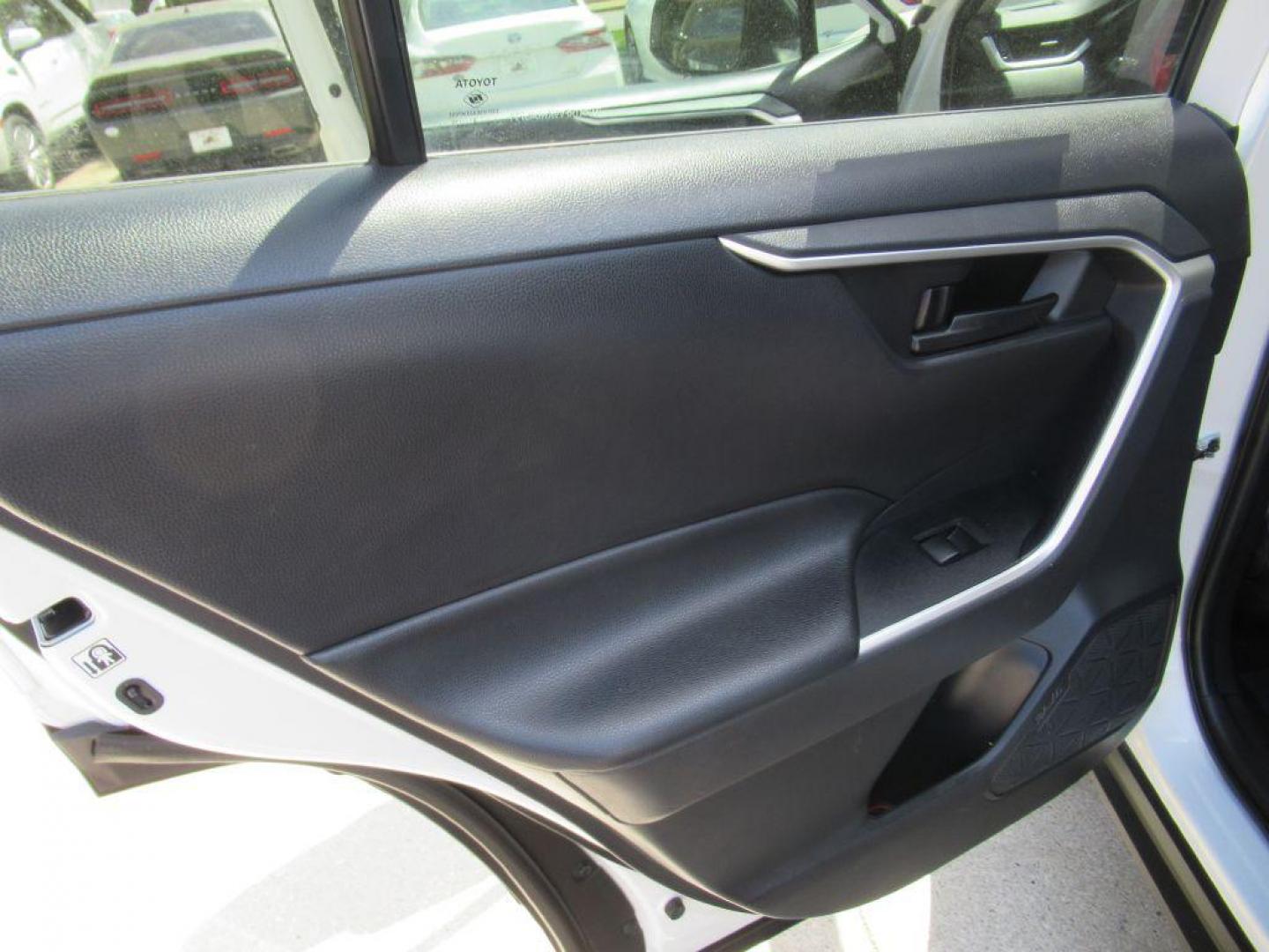 2019 WHITE TOYOTA RAV4 LE (2T3H1RFV9KW) with an 2.5L engine, Automatic transmission, located at 908 SE 14th Street, Des Moines, IA, 50317, (515) 281-0330, 41.580303, -93.597046 - Photo#10