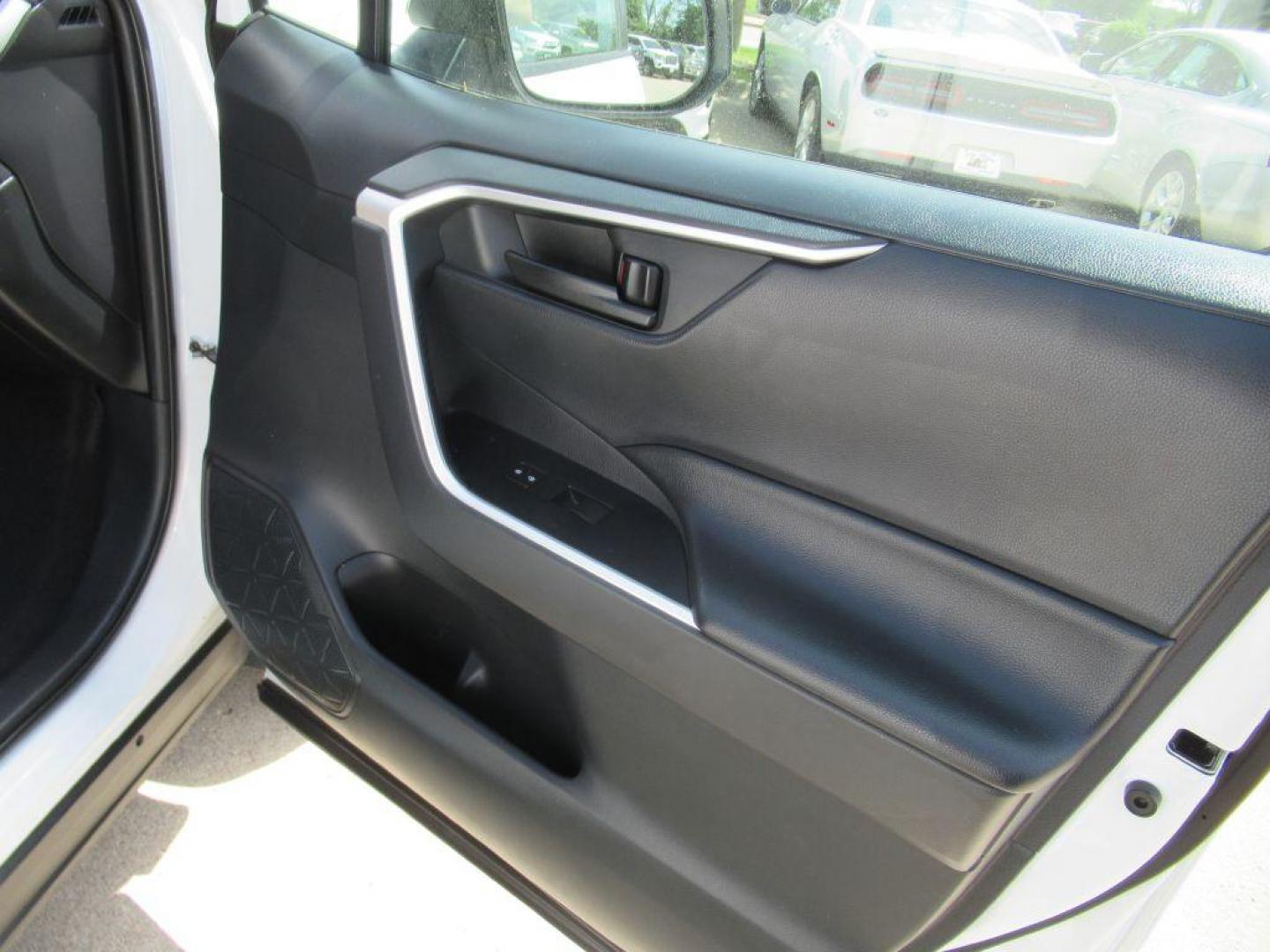 2019 WHITE TOYOTA RAV4 LE (2T3H1RFV9KW) with an 2.5L engine, Automatic transmission, located at 908 SE 14th Street, Des Moines, IA, 50317, (515) 281-0330, 41.580303, -93.597046 - Photo#12