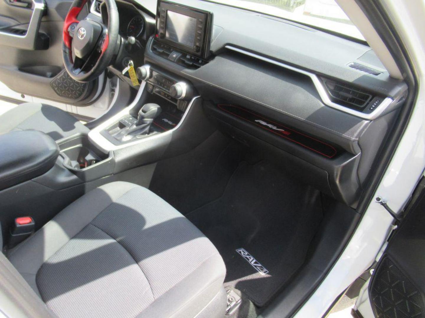 2019 WHITE TOYOTA RAV4 LE (2T3H1RFV9KW) with an 2.5L engine, Automatic transmission, located at 908 SE 14th Street, Des Moines, IA, 50317, (515) 281-0330, 41.580303, -93.597046 - Photo#13