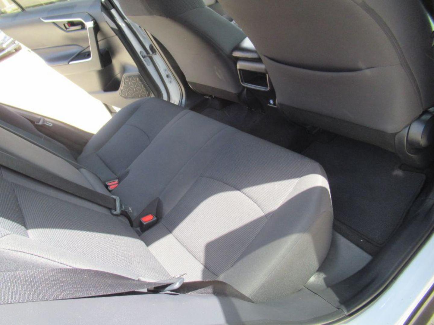 2019 WHITE TOYOTA RAV4 LE (2T3H1RFV9KW) with an 2.5L engine, Automatic transmission, located at 908 SE 14th Street, Des Moines, IA, 50317, (515) 281-0330, 41.580303, -93.597046 - Photo#14