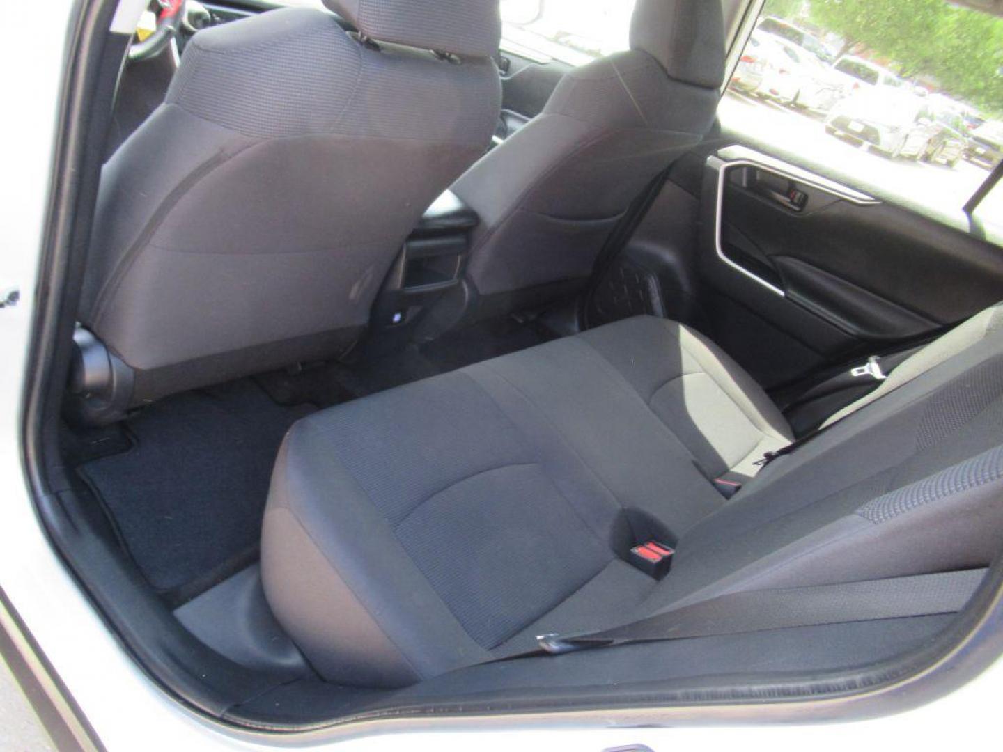 2019 WHITE TOYOTA RAV4 LE (2T3H1RFV9KW) with an 2.5L engine, Automatic transmission, located at 908 SE 14th Street, Des Moines, IA, 50317, (515) 281-0330, 41.580303, -93.597046 - Photo#15