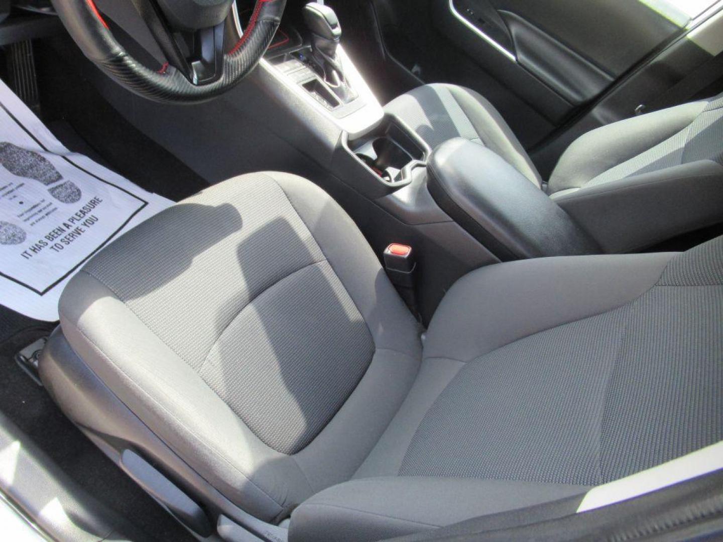 2019 WHITE TOYOTA RAV4 LE (2T3H1RFV9KW) with an 2.5L engine, Automatic transmission, located at 908 SE 14th Street, Des Moines, IA, 50317, (515) 281-0330, 41.580303, -93.597046 - Photo#16