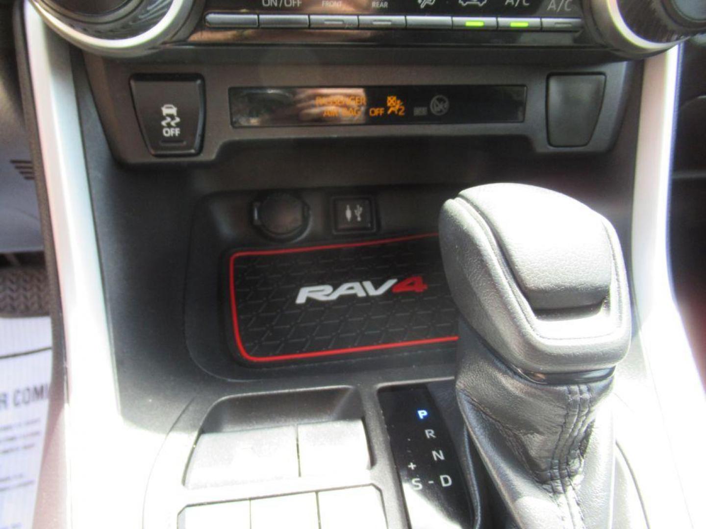 2019 WHITE TOYOTA RAV4 LE (2T3H1RFV9KW) with an 2.5L engine, Automatic transmission, located at 908 SE 14th Street, Des Moines, IA, 50317, (515) 281-0330, 41.580303, -93.597046 - Photo#20