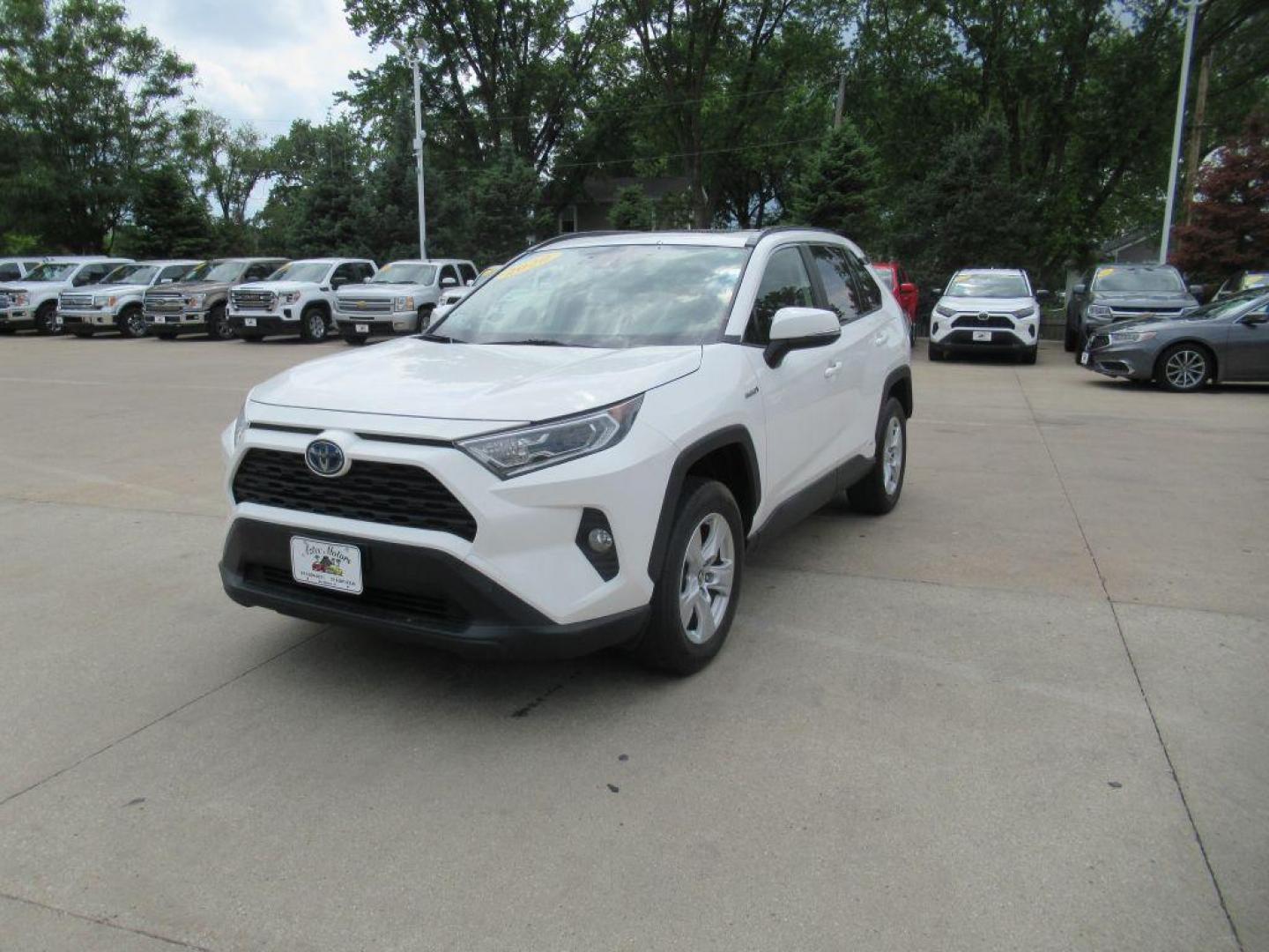 2020 WHITE TOYOTA RAV4 XLE (JTMR6RFV7LD) with an 2.5L engine, Continuously Variable transmission, located at 908 SE 14th Street, Des Moines, IA, 50317, (515) 281-0330, 41.580303, -93.597046 - Photo#0