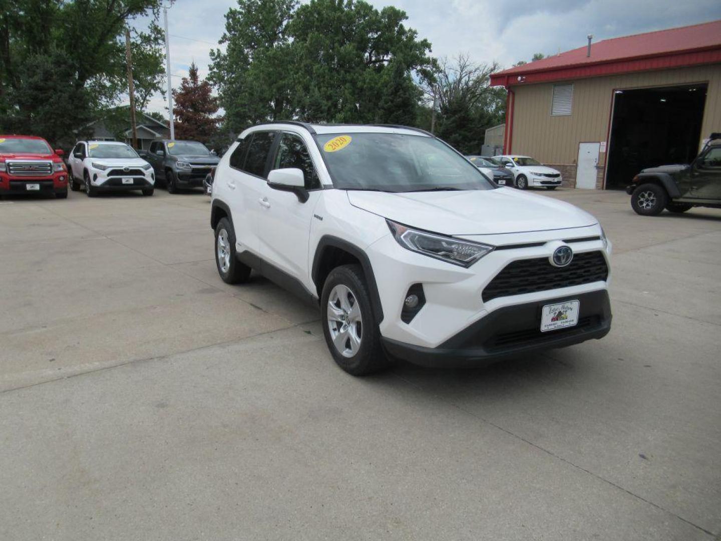 2020 WHITE TOYOTA RAV4 XLE (JTMR6RFV7LD) with an 2.5L engine, Continuously Variable transmission, located at 908 SE 14th Street, Des Moines, IA, 50317, (515) 281-0330, 41.580303, -93.597046 - Photo#2