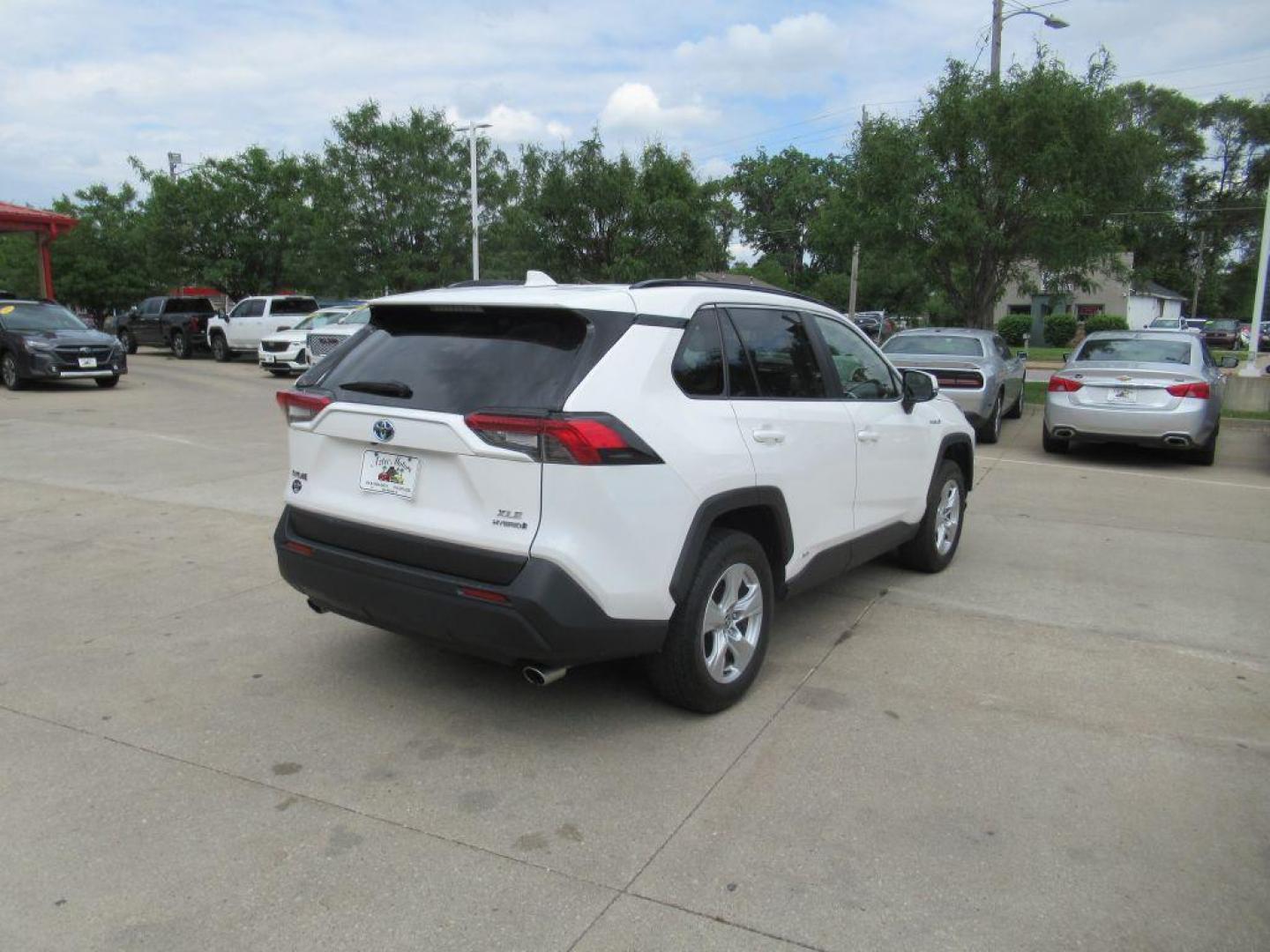 2020 WHITE TOYOTA RAV4 XLE (JTMR6RFV7LD) with an 2.5L engine, Continuously Variable transmission, located at 908 SE 14th Street, Des Moines, IA, 50317, (515) 281-0330, 41.580303, -93.597046 - Photo#4