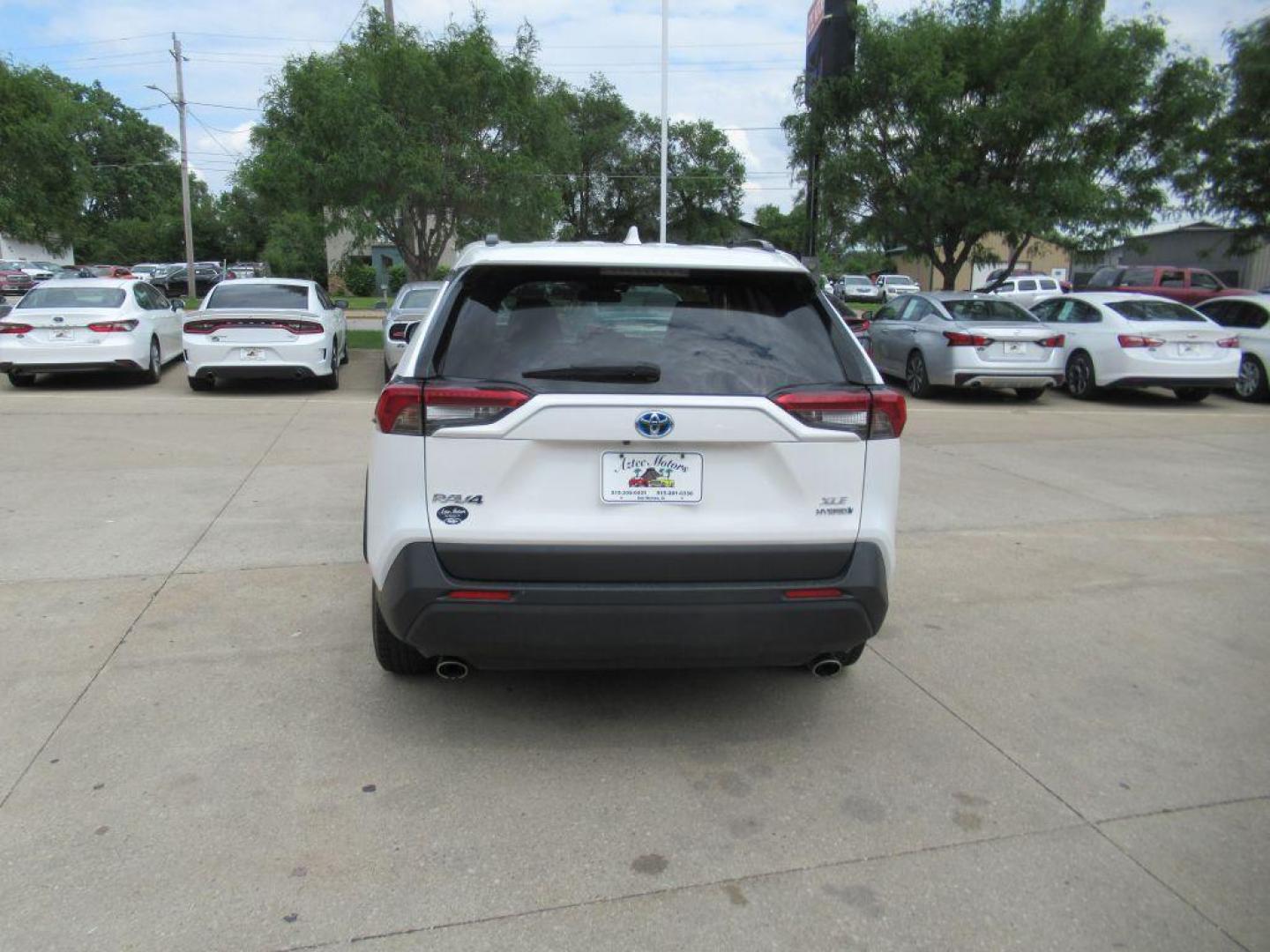 2020 WHITE TOYOTA RAV4 XLE (JTMR6RFV7LD) with an 2.5L engine, Continuously Variable transmission, located at 908 SE 14th Street, Des Moines, IA, 50317, (515) 281-0330, 41.580303, -93.597046 - Photo#5