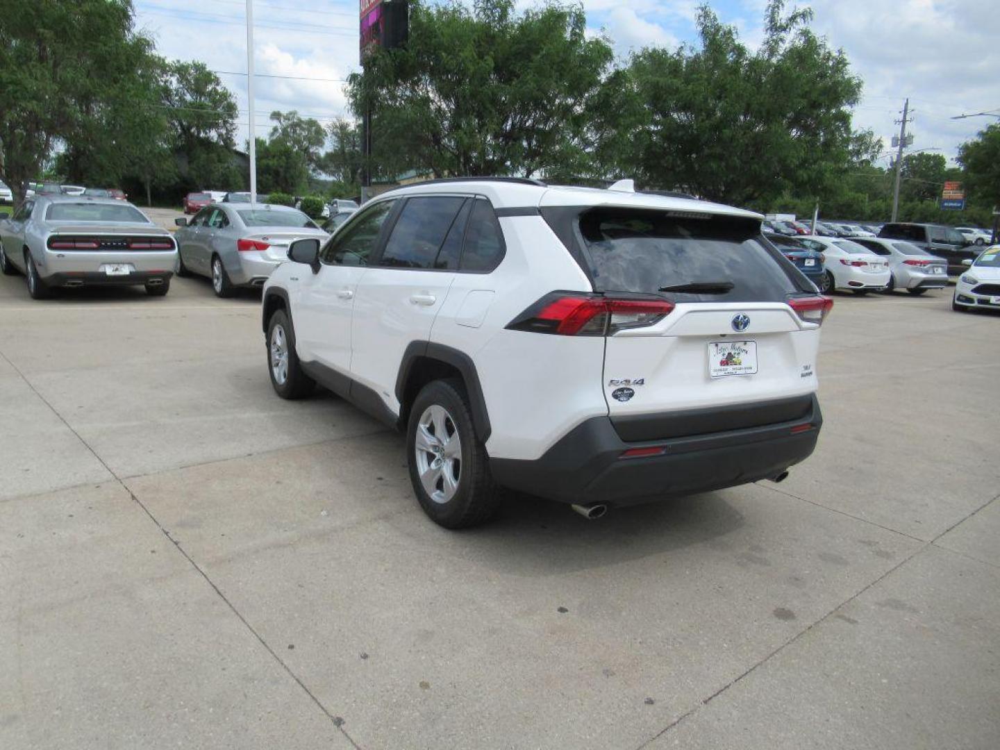 2020 WHITE TOYOTA RAV4 XLE (JTMR6RFV7LD) with an 2.5L engine, Continuously Variable transmission, located at 908 SE 14th Street, Des Moines, IA, 50317, (515) 281-0330, 41.580303, -93.597046 - Photo#6