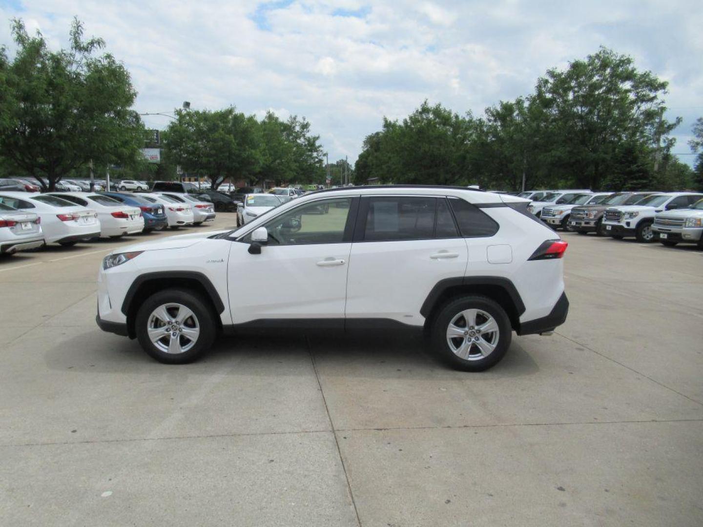 2020 WHITE TOYOTA RAV4 XLE (JTMR6RFV7LD) with an 2.5L engine, Continuously Variable transmission, located at 908 SE 14th Street, Des Moines, IA, 50317, (515) 281-0330, 41.580303, -93.597046 - Photo#7