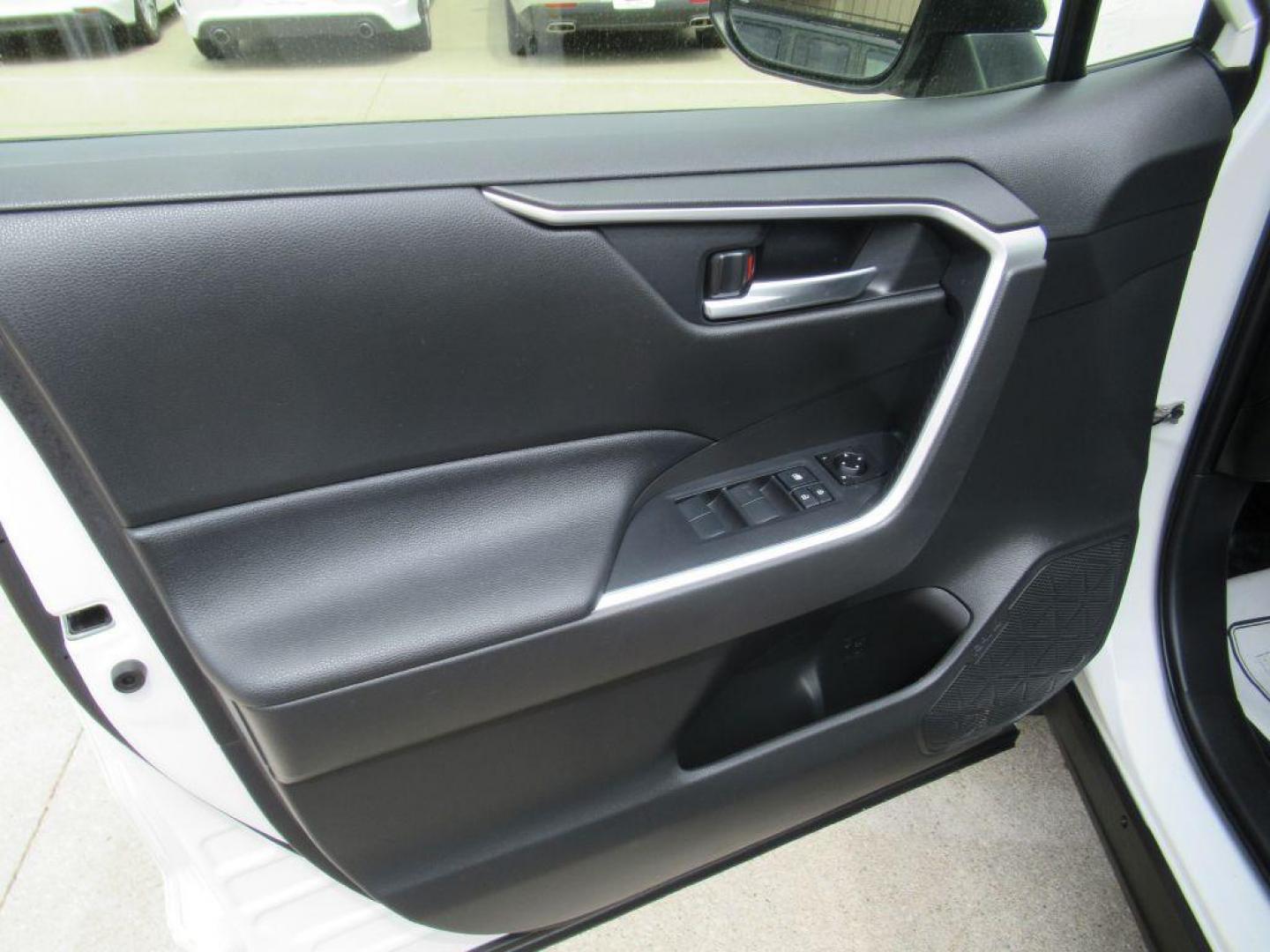 2020 WHITE TOYOTA RAV4 XLE (JTMR6RFV7LD) with an 2.5L engine, Continuously Variable transmission, located at 908 SE 14th Street, Des Moines, IA, 50317, (515) 281-0330, 41.580303, -93.597046 - Photo#9