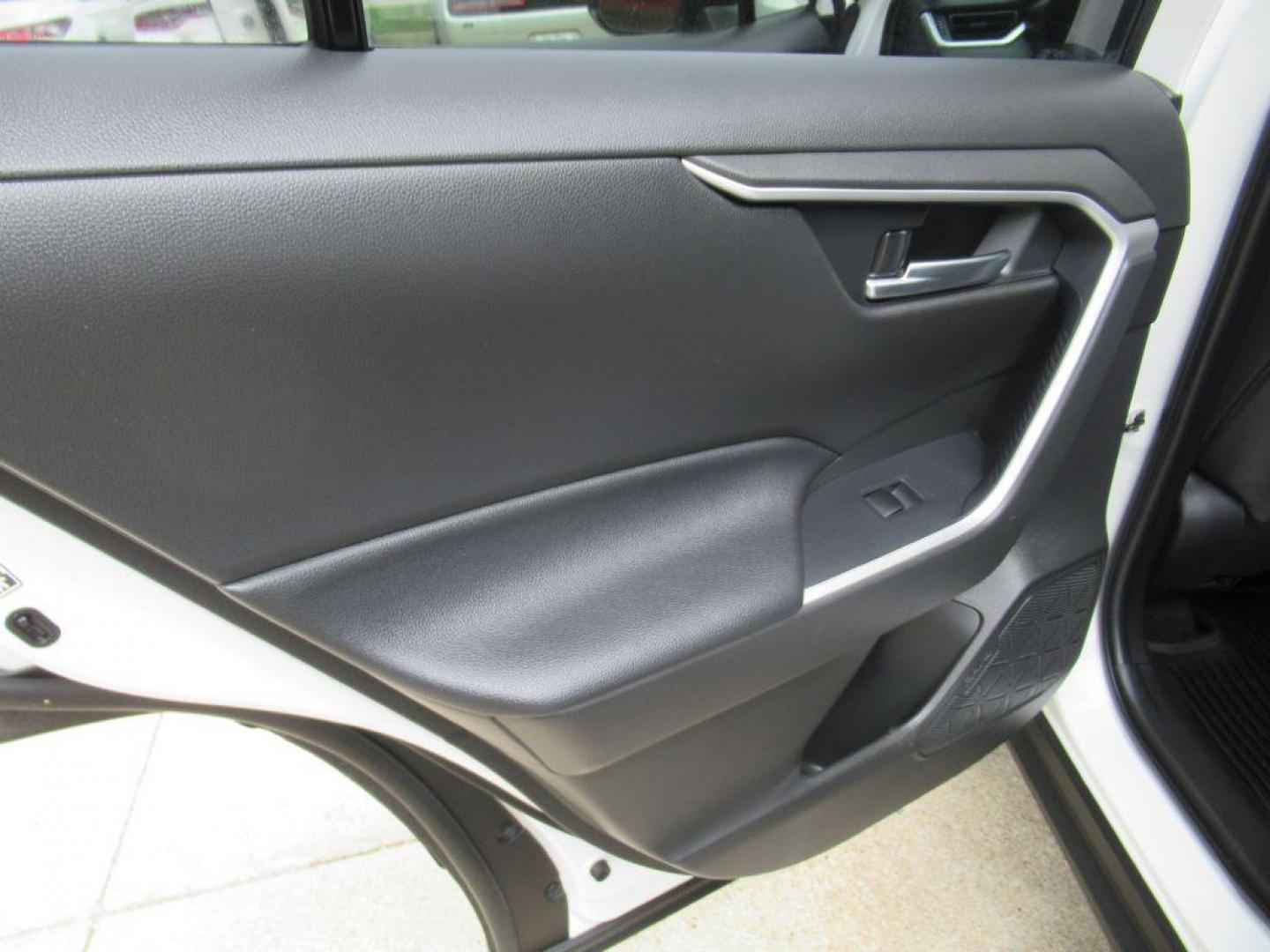 2020 WHITE TOYOTA RAV4 XLE (JTMR6RFV7LD) with an 2.5L engine, Continuously Variable transmission, located at 908 SE 14th Street, Des Moines, IA, 50317, (515) 281-0330, 41.580303, -93.597046 - Photo#10