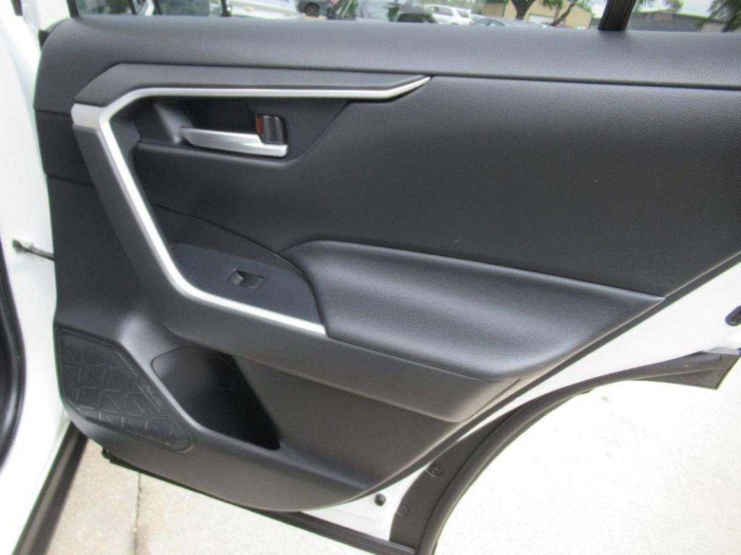 2020 WHITE TOYOTA RAV4 XLE (JTMR6RFV7LD) with an 2.5L engine, Continuously Variable transmission, located at 908 SE 14th Street, Des Moines, IA, 50317, (515) 281-0330, 41.580303, -93.597046 - Photo#11