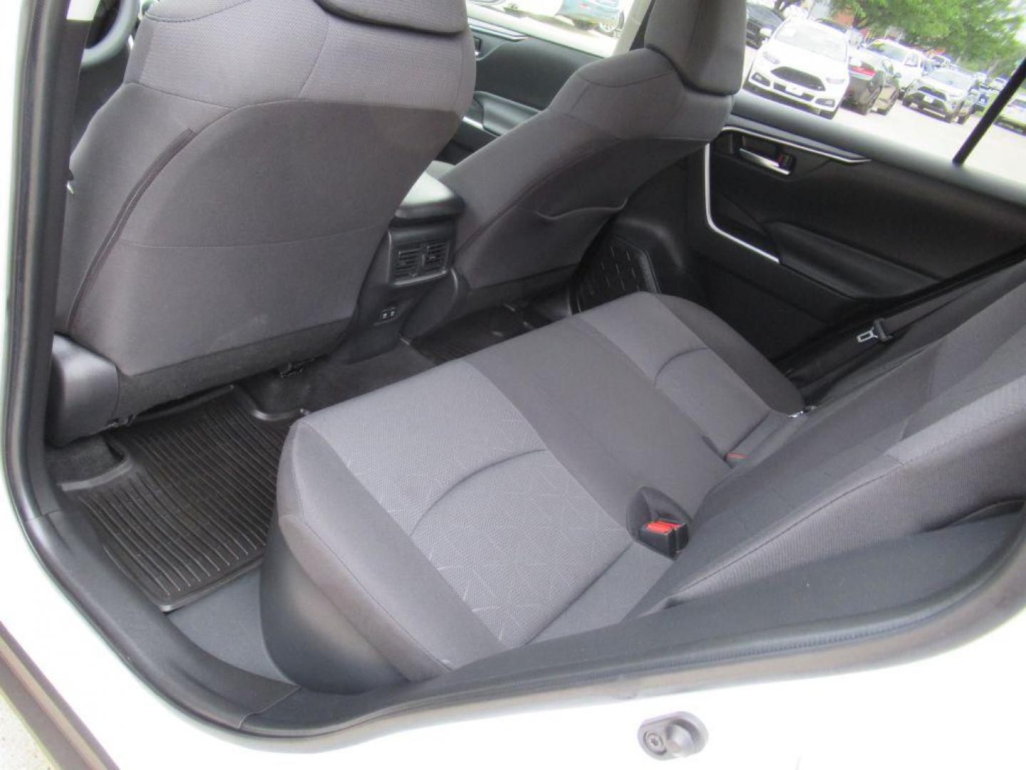 2020 WHITE TOYOTA RAV4 XLE (JTMR6RFV7LD) with an 2.5L engine, Continuously Variable transmission, located at 908 SE 14th Street, Des Moines, IA, 50317, (515) 281-0330, 41.580303, -93.597046 - Photo#15