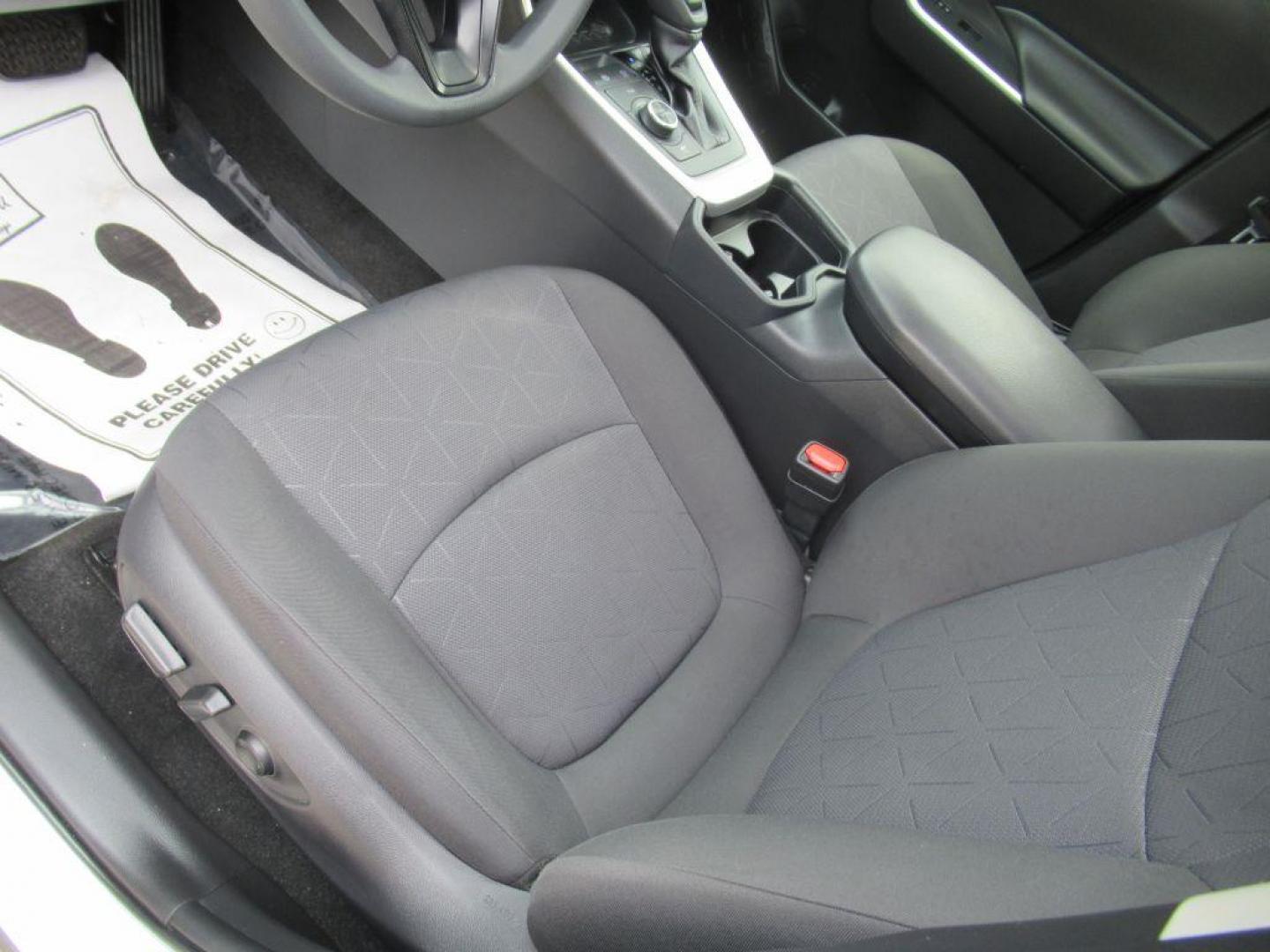 2020 WHITE TOYOTA RAV4 XLE (JTMR6RFV7LD) with an 2.5L engine, Continuously Variable transmission, located at 908 SE 14th Street, Des Moines, IA, 50317, (515) 281-0330, 41.580303, -93.597046 - Photo#16