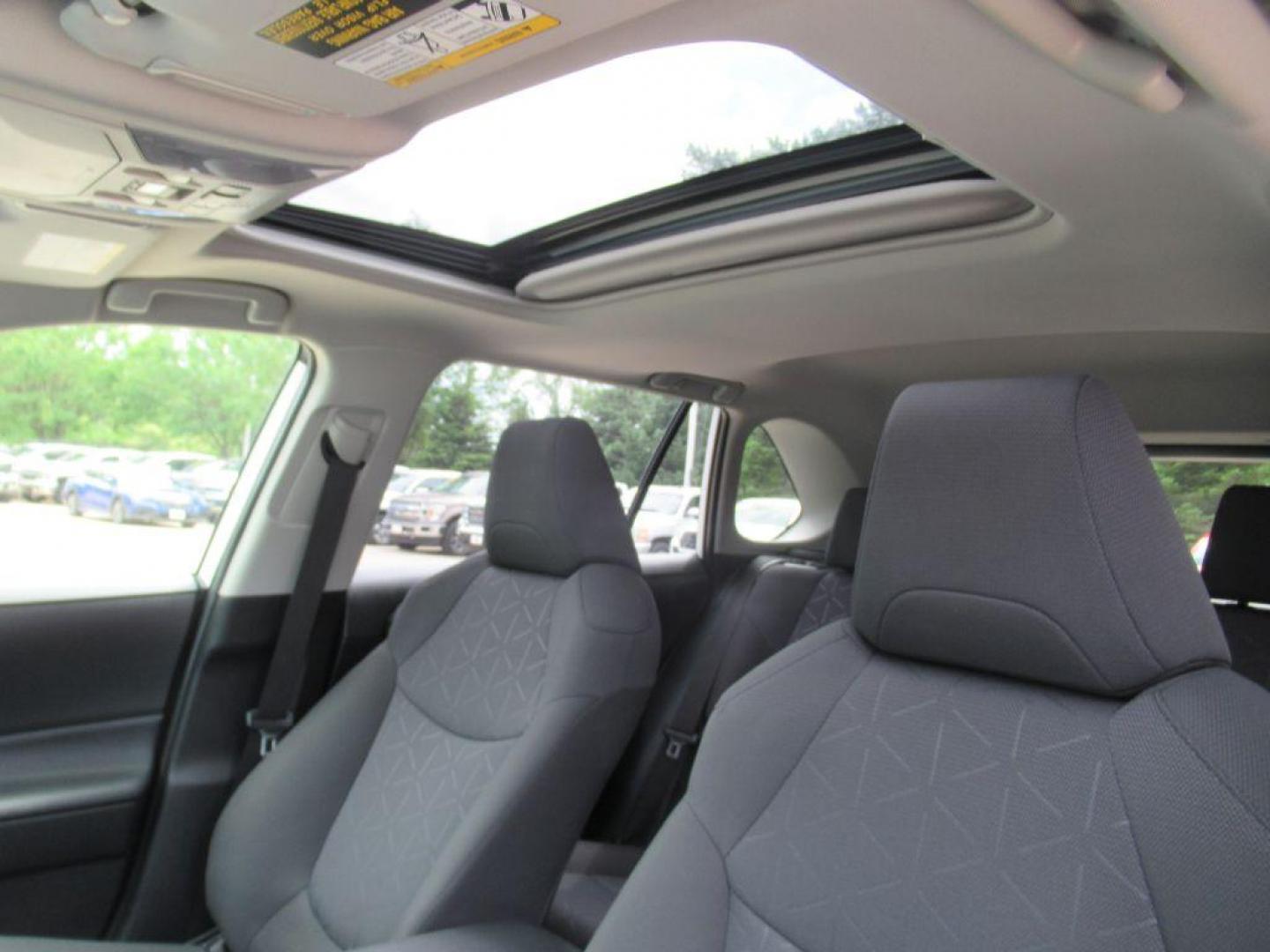 2020 WHITE TOYOTA RAV4 XLE (JTMR6RFV7LD) with an 2.5L engine, Continuously Variable transmission, located at 908 SE 14th Street, Des Moines, IA, 50317, (515) 281-0330, 41.580303, -93.597046 - Photo#17