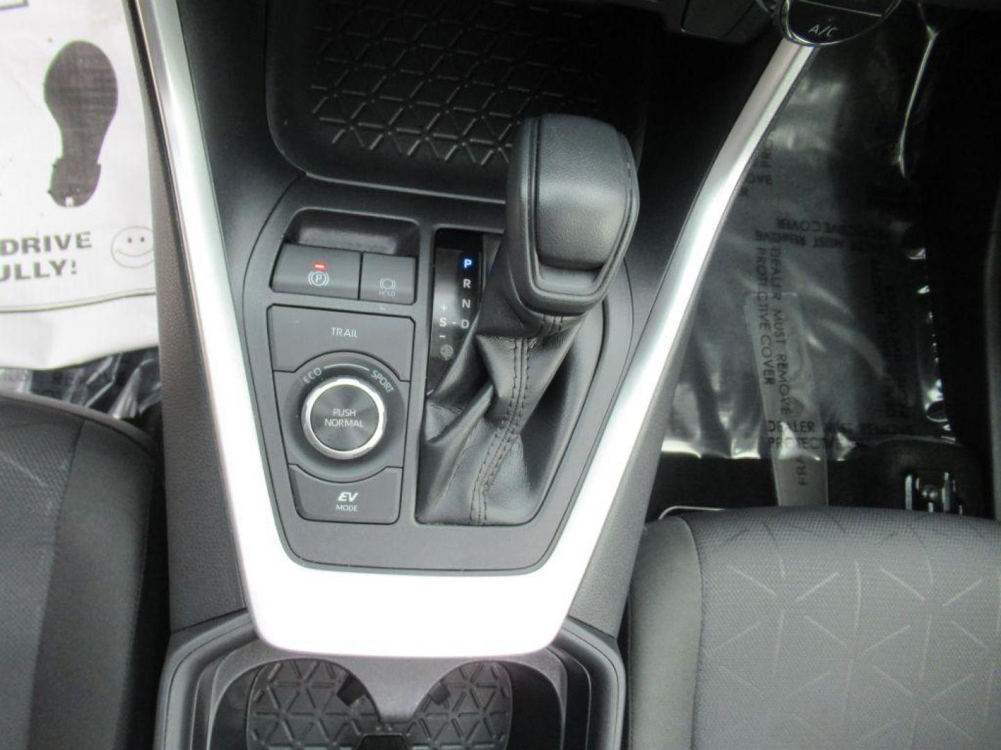2020 WHITE TOYOTA RAV4 XLE (JTMR6RFV7LD) with an 2.5L engine, Continuously Variable transmission, located at 908 SE 14th Street, Des Moines, IA, 50317, (515) 281-0330, 41.580303, -93.597046 - Photo#19