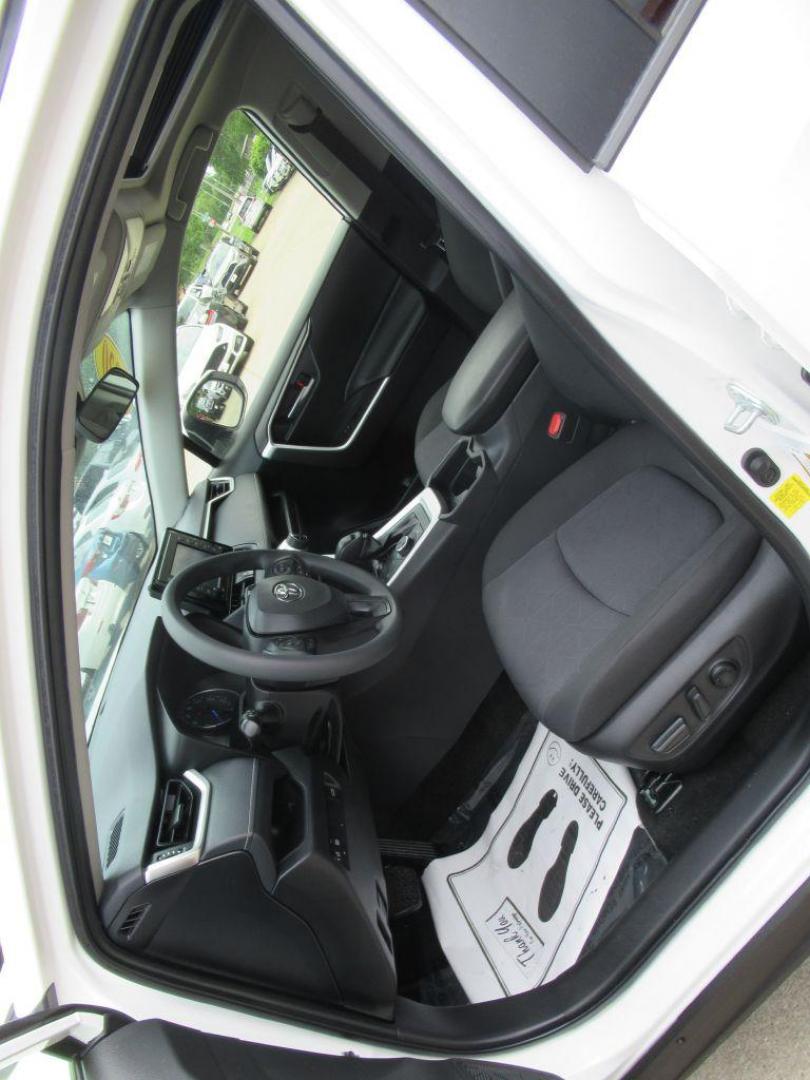 2020 WHITE TOYOTA RAV4 XLE (JTMR6RFV7LD) with an 2.5L engine, Continuously Variable transmission, located at 908 SE 14th Street, Des Moines, IA, 50317, (515) 281-0330, 41.580303, -93.597046 - Photo#25
