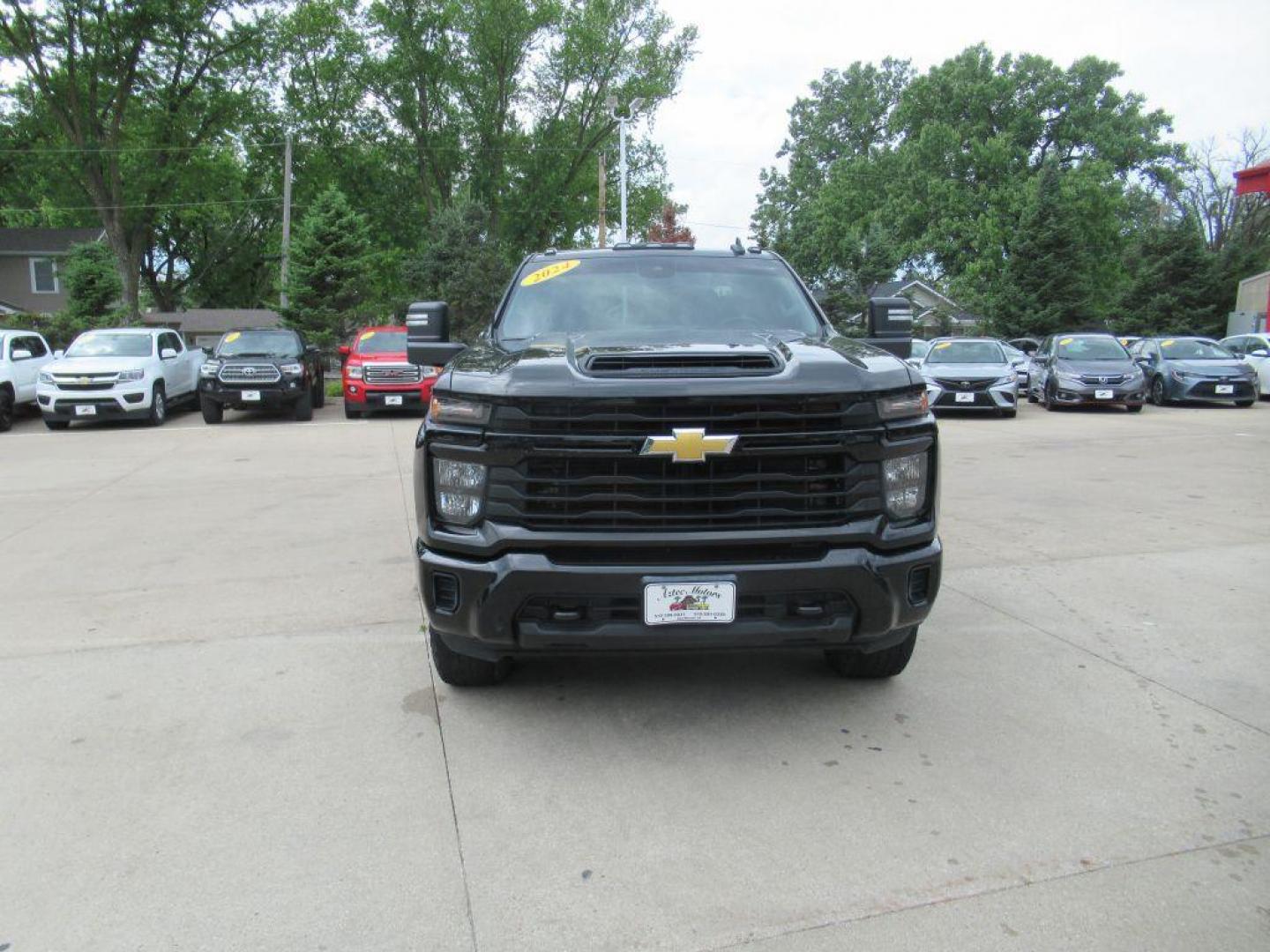 2024 BLACK CHEVROLET SILVERADO 2500 CUSTOM (1GC4YMEY2RF) with an 6.6L engine, Automatic transmission, located at 908 SE 14th Street, Des Moines, IA, 50317, (515) 281-0330, 41.580303, -93.597046 - Photo#1