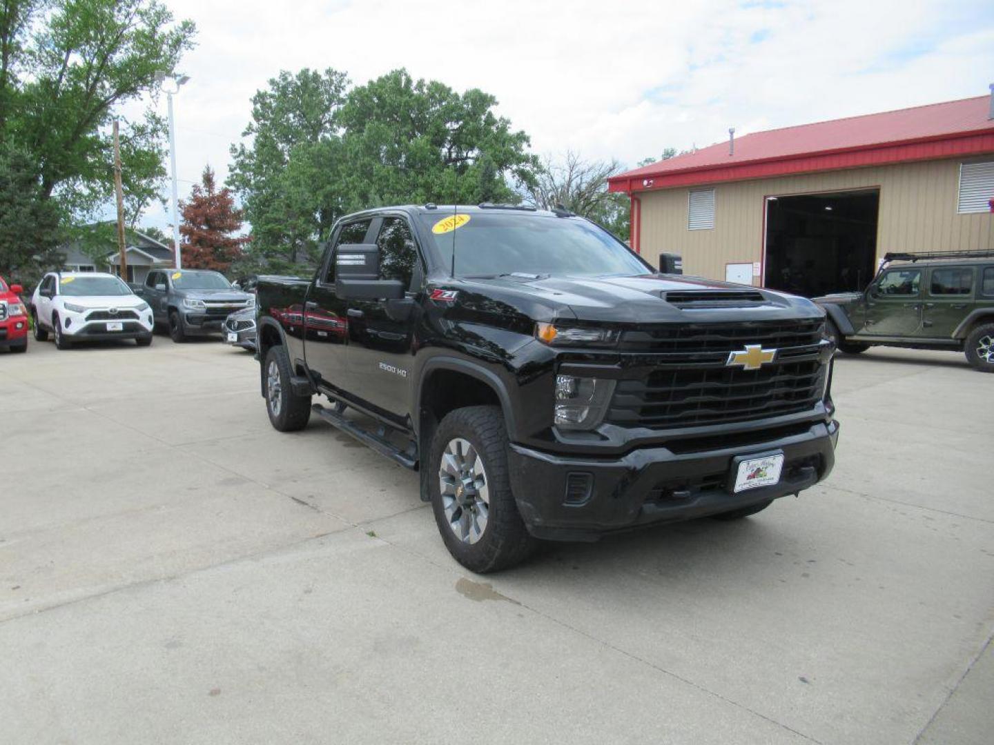2024 BLACK CHEVROLET SILVERADO 2500 CUSTOM (1GC4YMEY2RF) with an 6.6L engine, Automatic transmission, located at 908 SE 14th Street, Des Moines, IA, 50317, (515) 281-0330, 41.580303, -93.597046 - Photo#2