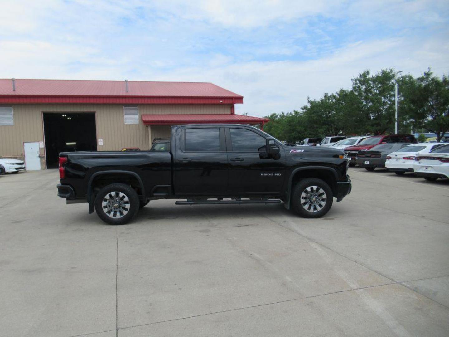 2024 BLACK CHEVROLET SILVERADO 2500 CUSTOM (1GC4YMEY2RF) with an 6.6L engine, Automatic transmission, located at 908 SE 14th Street, Des Moines, IA, 50317, (515) 281-0330, 41.580303, -93.597046 - Photo#3