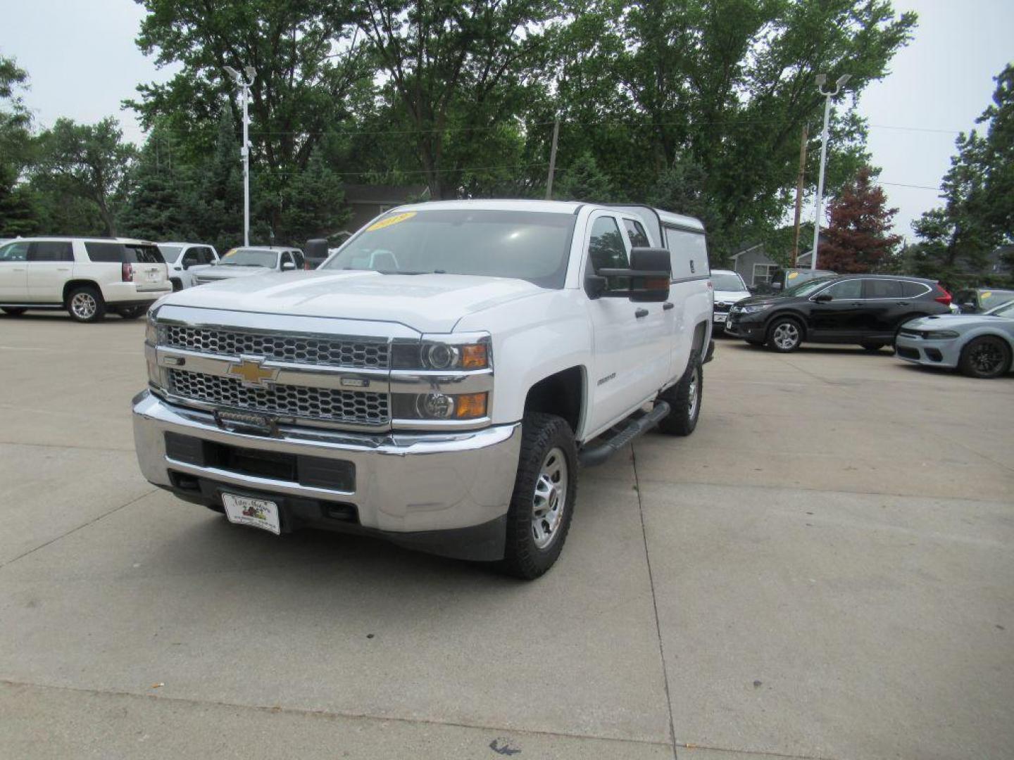 2019 WHITE CHEVROLET SILVERADO 2500 HEAVY DUTY (2GC2KREGXK1) with an 6.0L engine, Automatic transmission, located at 908 SE 14th Street, Des Moines, IA, 50317, (515) 281-0330, 41.580303, -93.597046 - Photo#0
