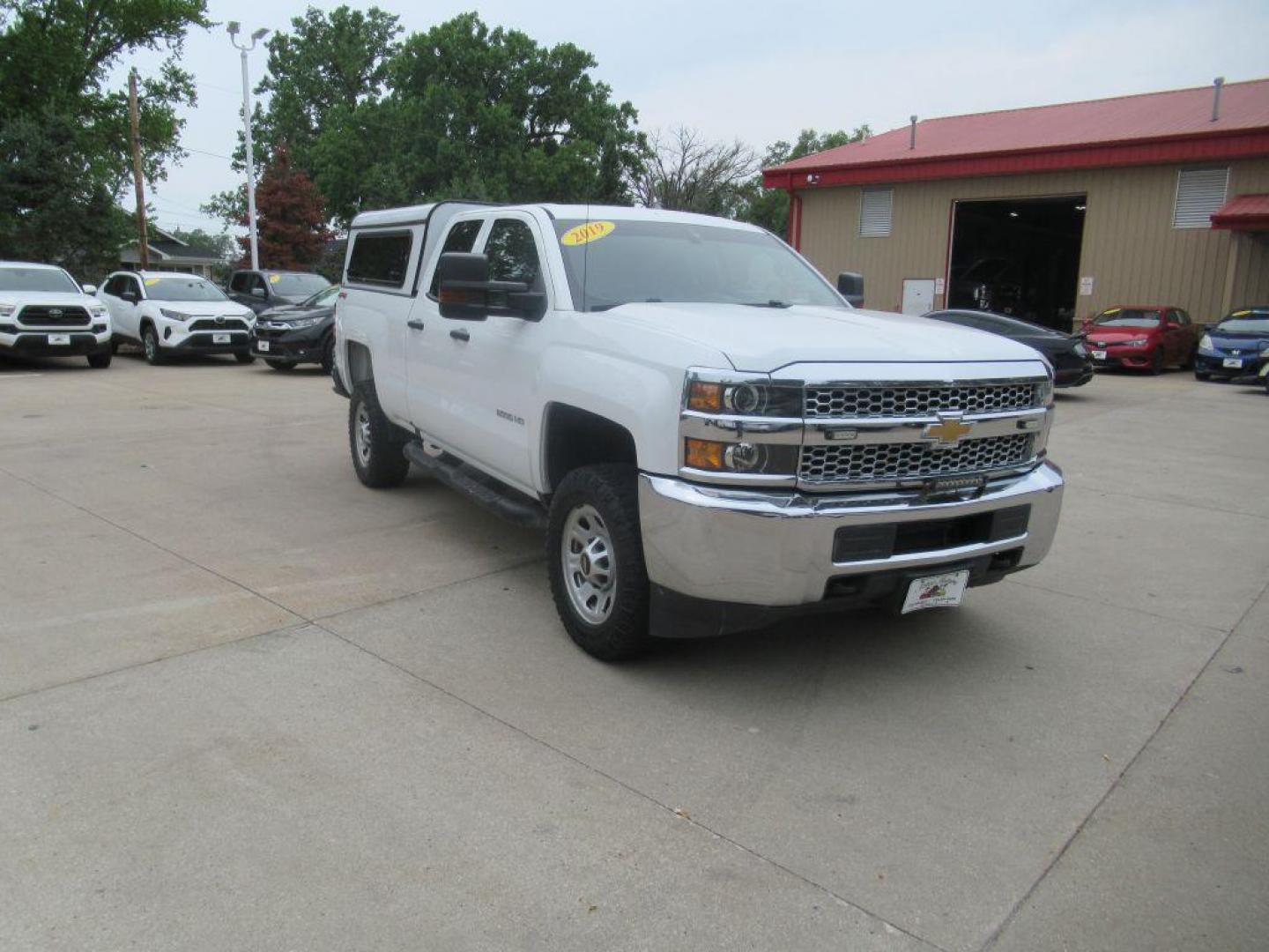 2019 WHITE CHEVROLET SILVERADO 2500 HEAVY DUTY (2GC2KREGXK1) with an 6.0L engine, Automatic transmission, located at 908 SE 14th Street, Des Moines, IA, 50317, (515) 281-0330, 41.580303, -93.597046 - Photo#2