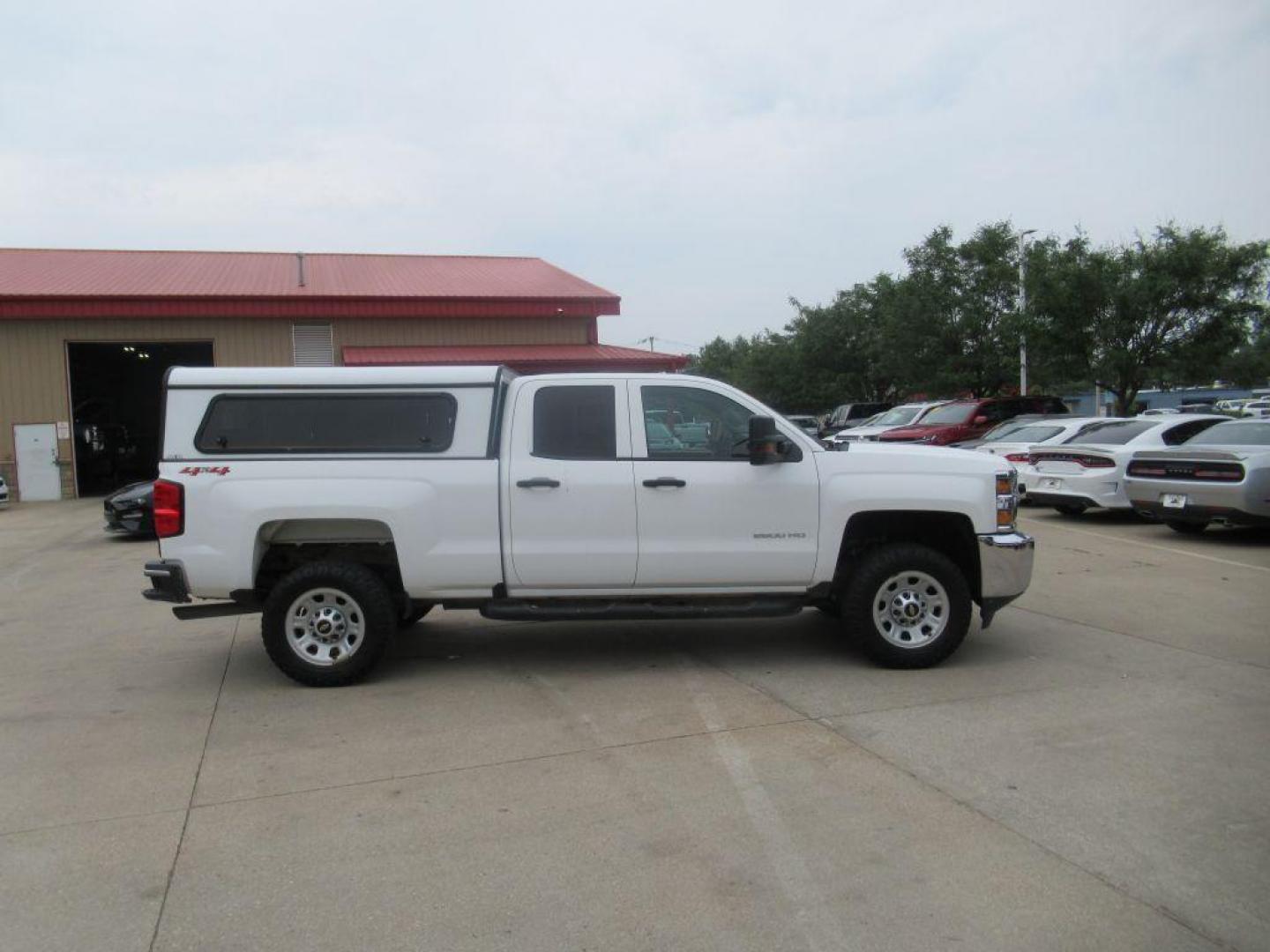 2019 WHITE CHEVROLET SILVERADO 2500 HEAVY DUTY (2GC2KREGXK1) with an 6.0L engine, Automatic transmission, located at 908 SE 14th Street, Des Moines, IA, 50317, (515) 281-0330, 41.580303, -93.597046 - Photo#3