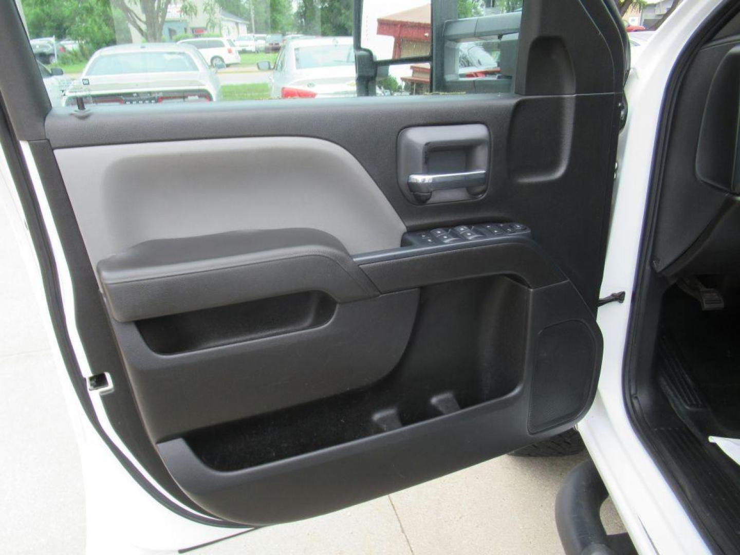 2019 WHITE CHEVROLET SILVERADO 2500 HEAVY DUTY (2GC2KREGXK1) with an 6.0L engine, Automatic transmission, located at 908 SE 14th Street, Des Moines, IA, 50317, (515) 281-0330, 41.580303, -93.597046 - Photo#9